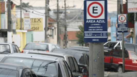 Área Azul cobra por vagas de estacionamento em ruas de Varginha e é administrada por empresa