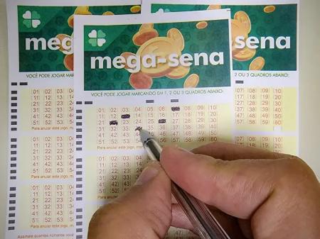 Pessoa marcando volante de Mega-Sena