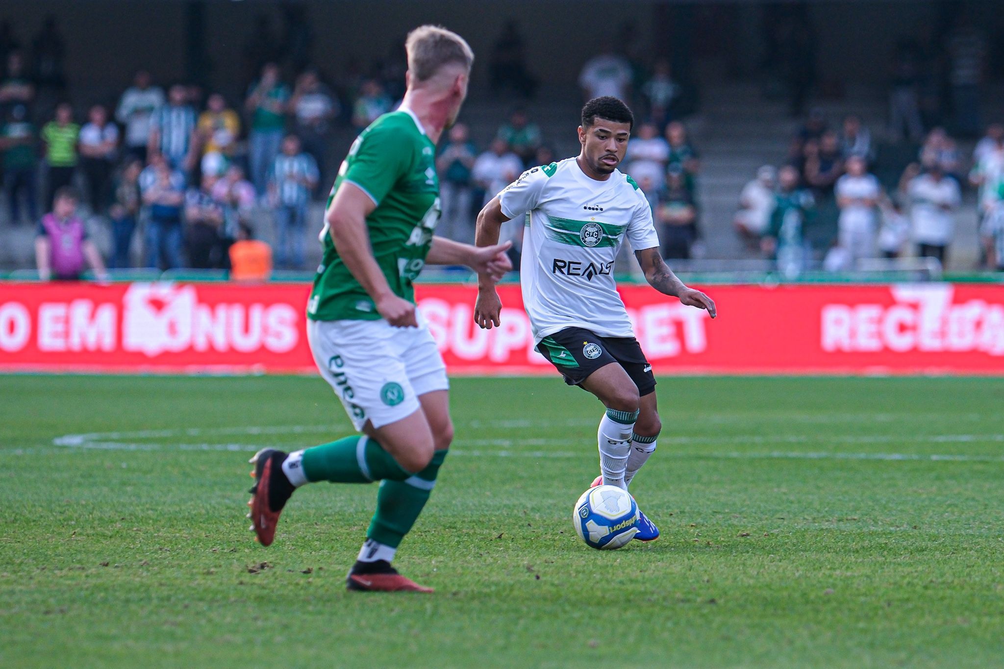 Coritiba vence Chapecoense, quebra série negativa e se distancia do Z4 da Série B
