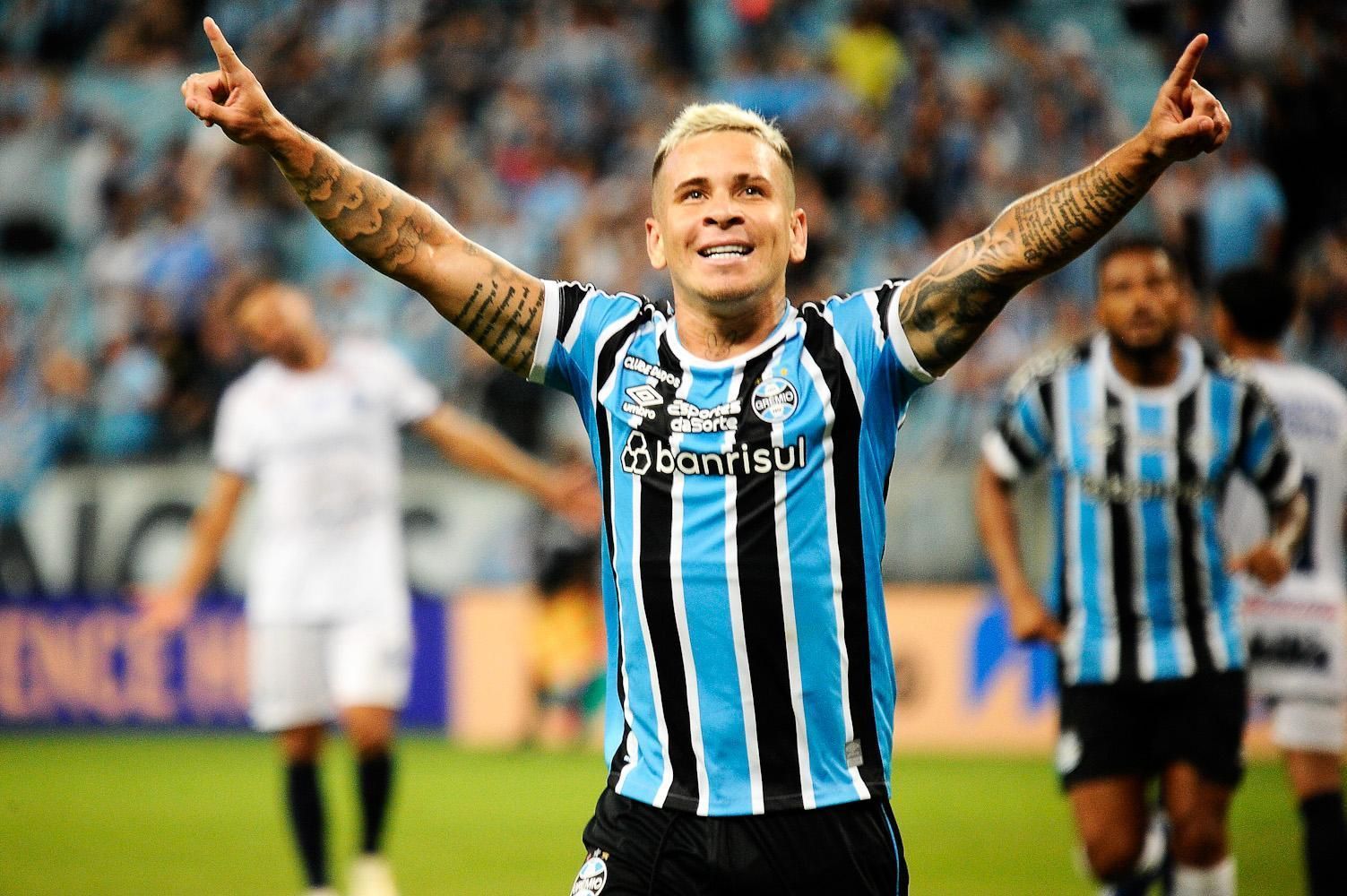Soteldo revela que usa camisa tamanho infantil no Grêmio: 'P é muito grande'