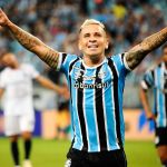 Soteldo revela que usa camisa tamanho infantil no Grêmio: 'P é muito grande'