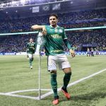 Estêvão cede pênalti, e Raphael Veiga chega a 100 gols pelo Palmeiras