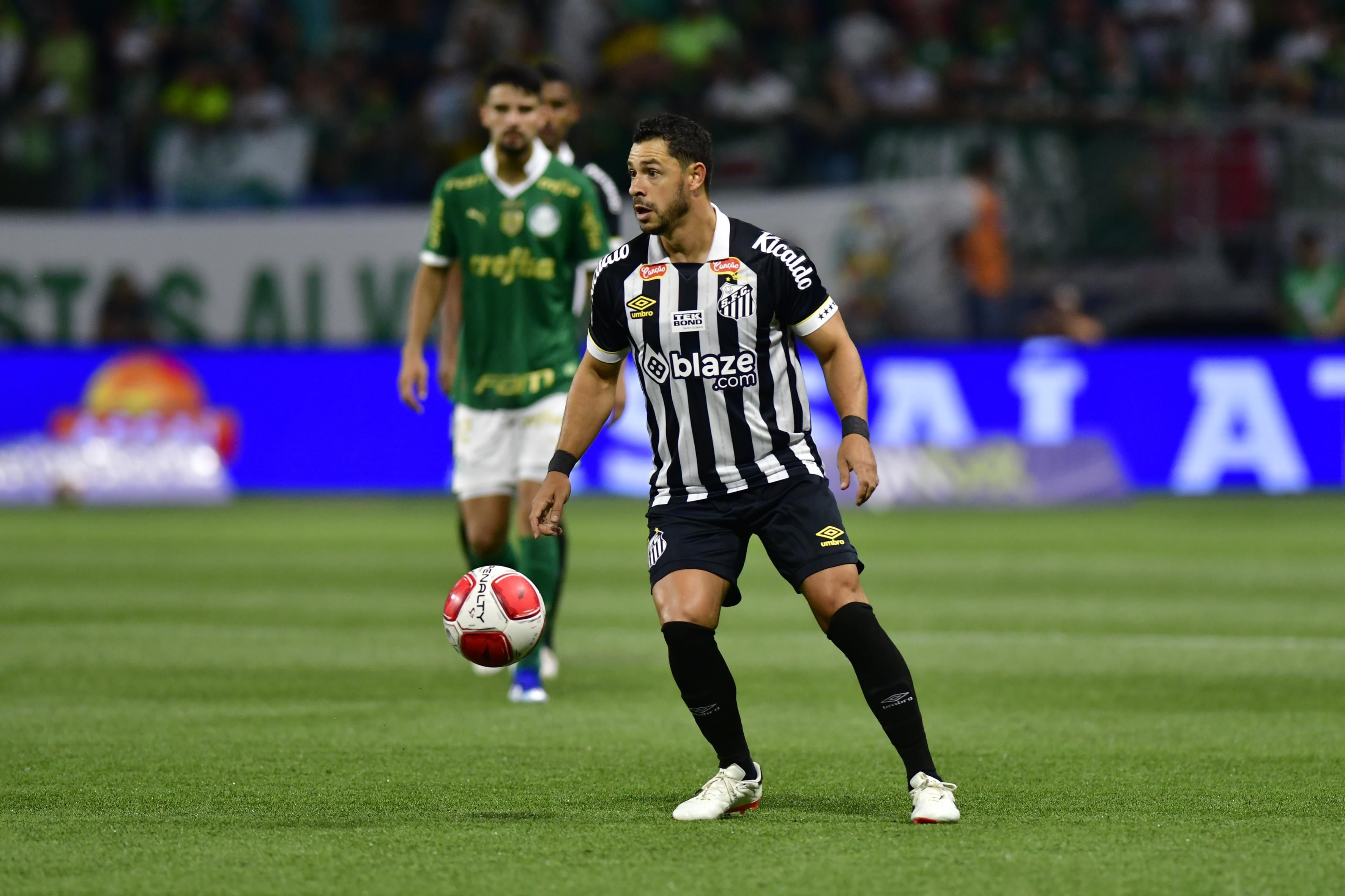 Giuliano sente desconforto e joga apenas oito minutos em derrota do Santos para o Palmeiras