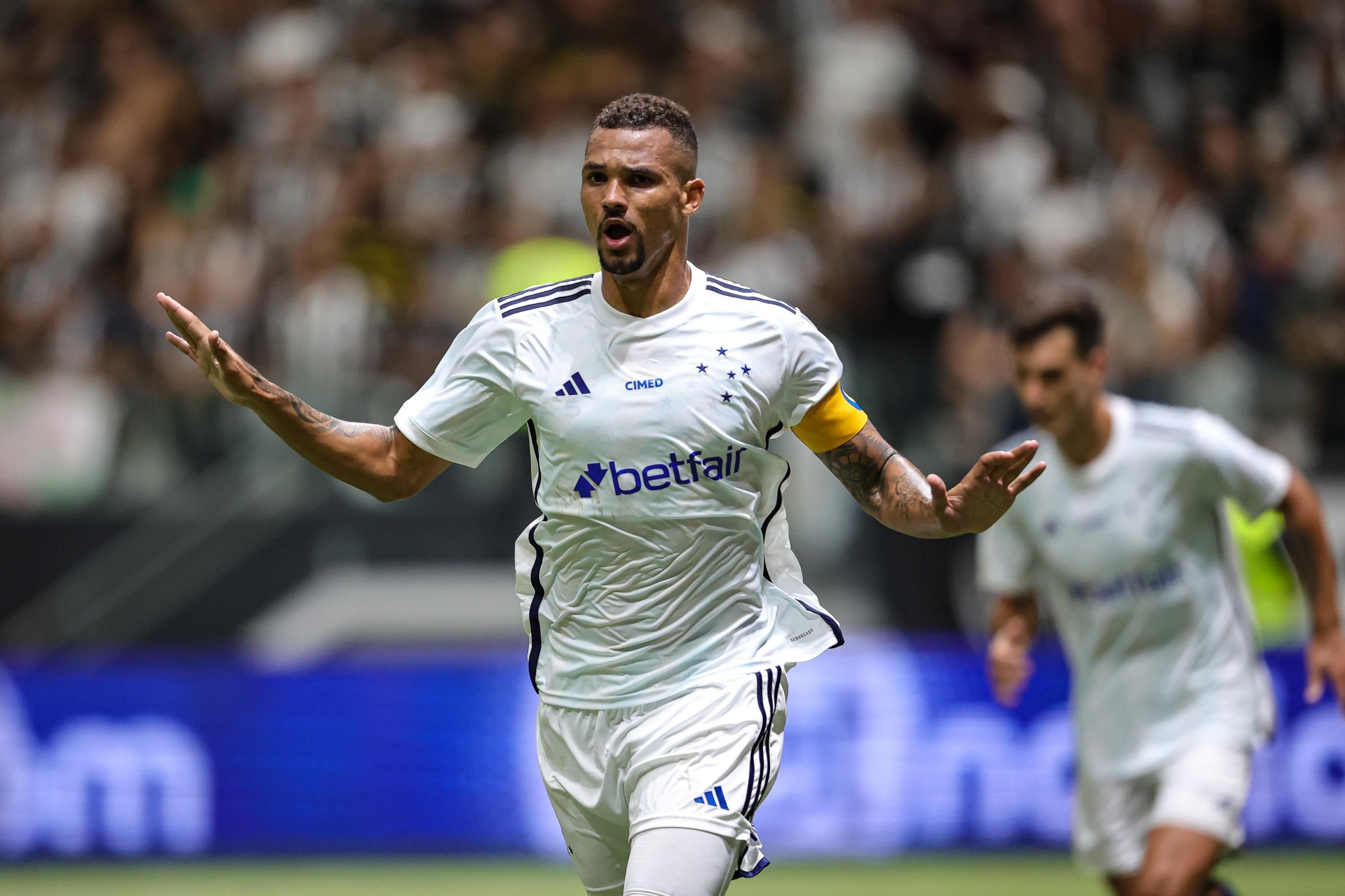 Cruzeiro domina Atlético, vence com gols no fim e cala Arena MRV pela segunda vez