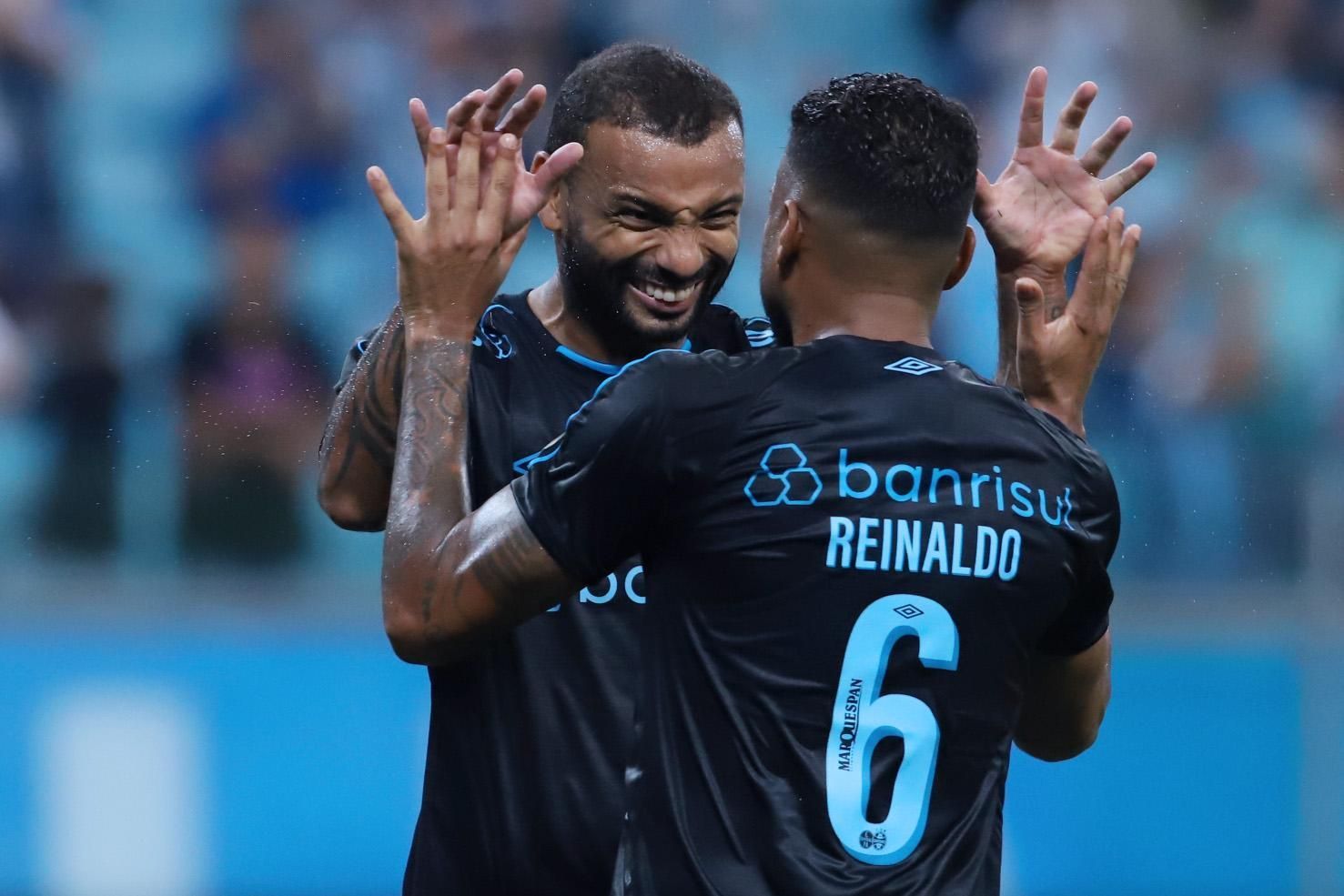 Grêmio vence Novo Hamburgo e dispara na liderança do Gauchão