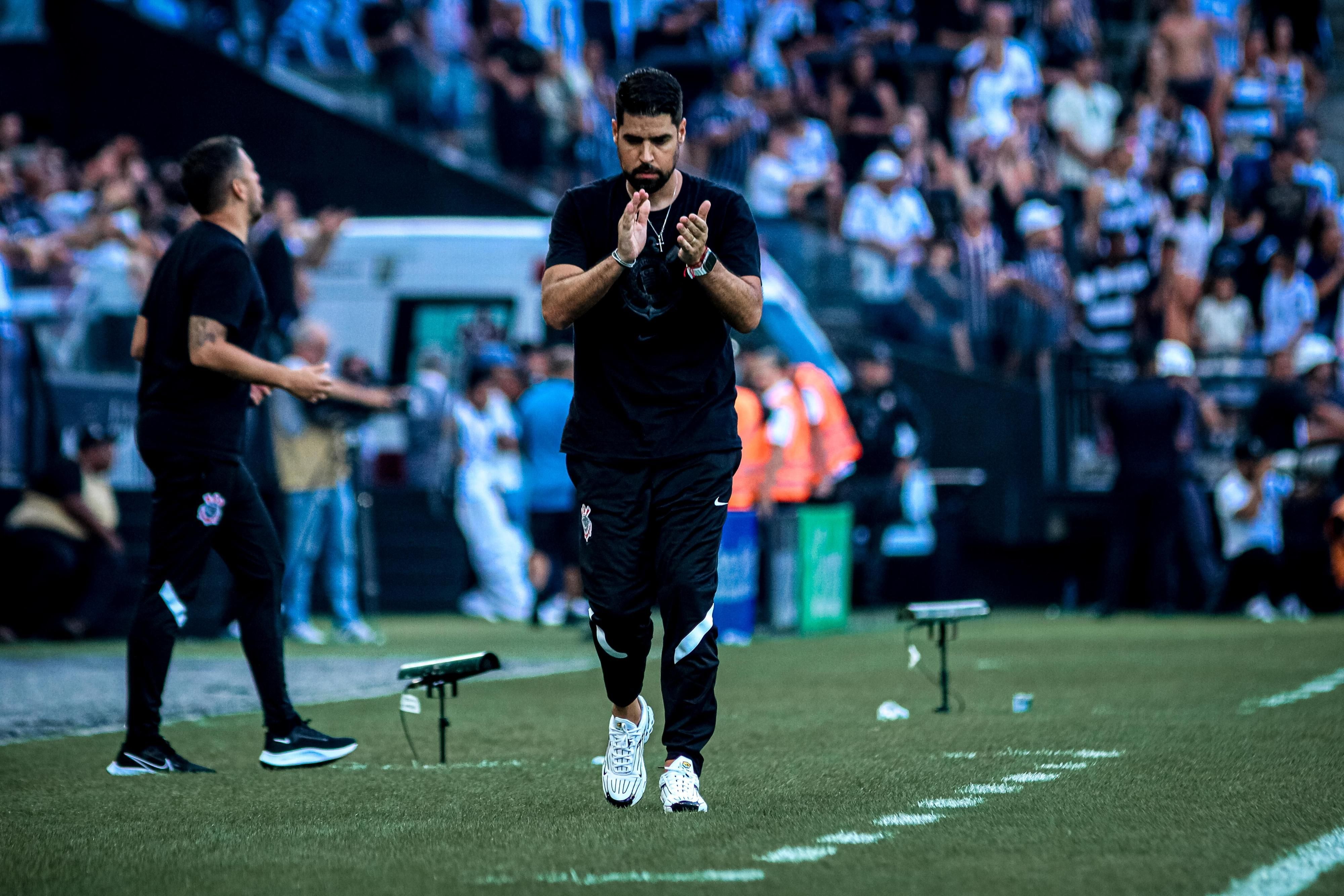 António Oliveira exalta Yuri Alberto após vitória no Corinthians: 'Sou fanzaço'