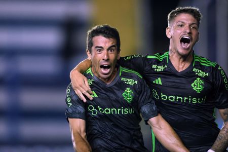 Everton Galdino comemora o gol do Grêmio