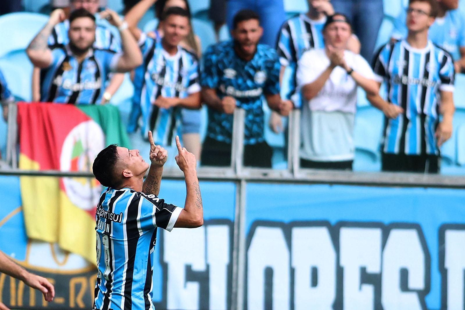 Grêmio goleia em tarde do estreante Pavón e reassume ponta do Gauchão