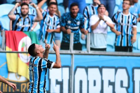 Cristian Pavón do Grêmio comemora seu gol contra o Santa Cruz, em partida válida pela nona rodada da primeira fase do Campeonato Gaúcho