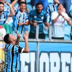 Grêmio goleia em tarde do estreante Pavón e reassume ponta do Gauchão