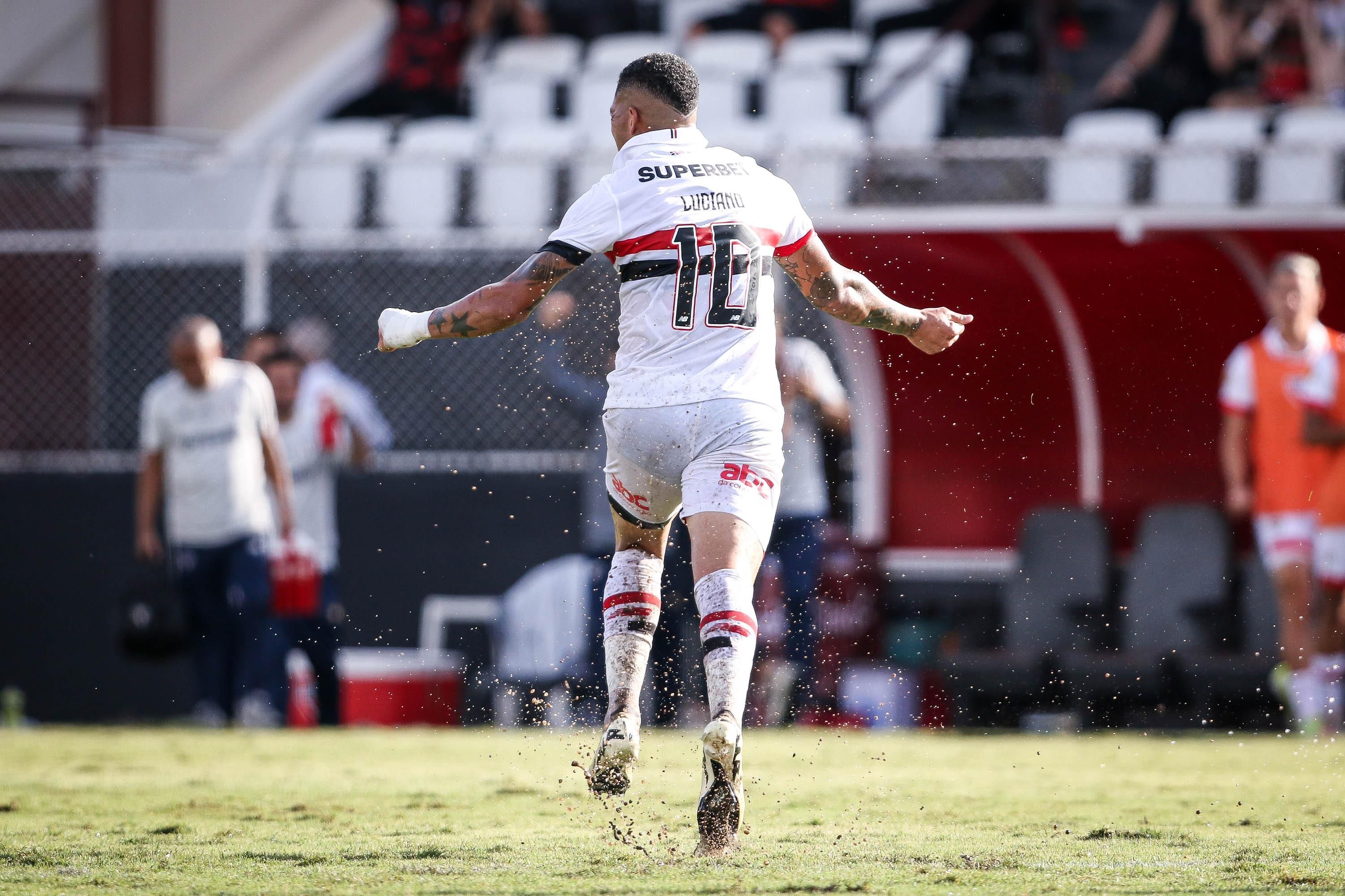 São Paulo marca nos acréscimos, vence o Ituano e se classifica no Paulista
