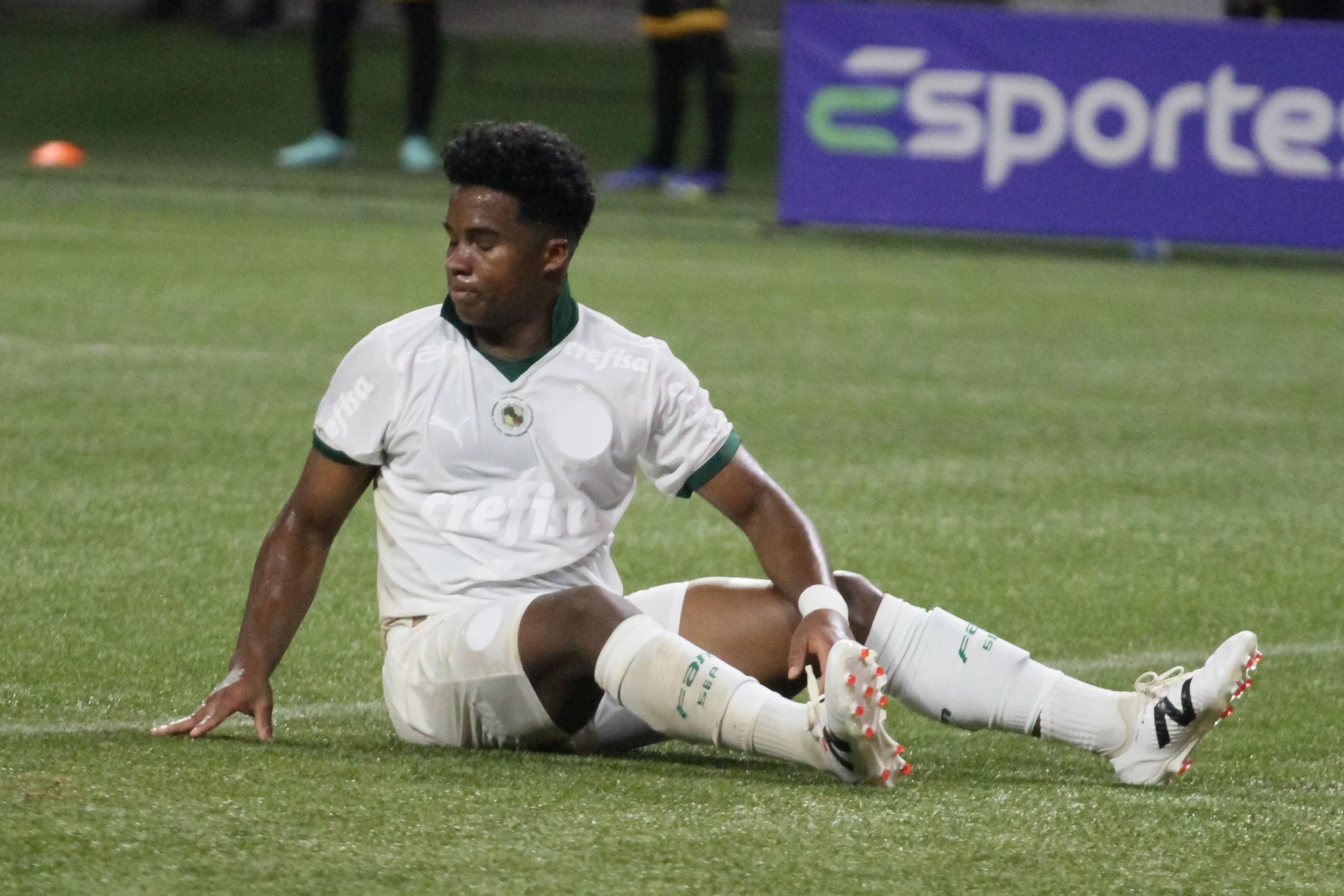 Endrick sente a coxa e vira preocupação no Palmeiras para final do Paulista