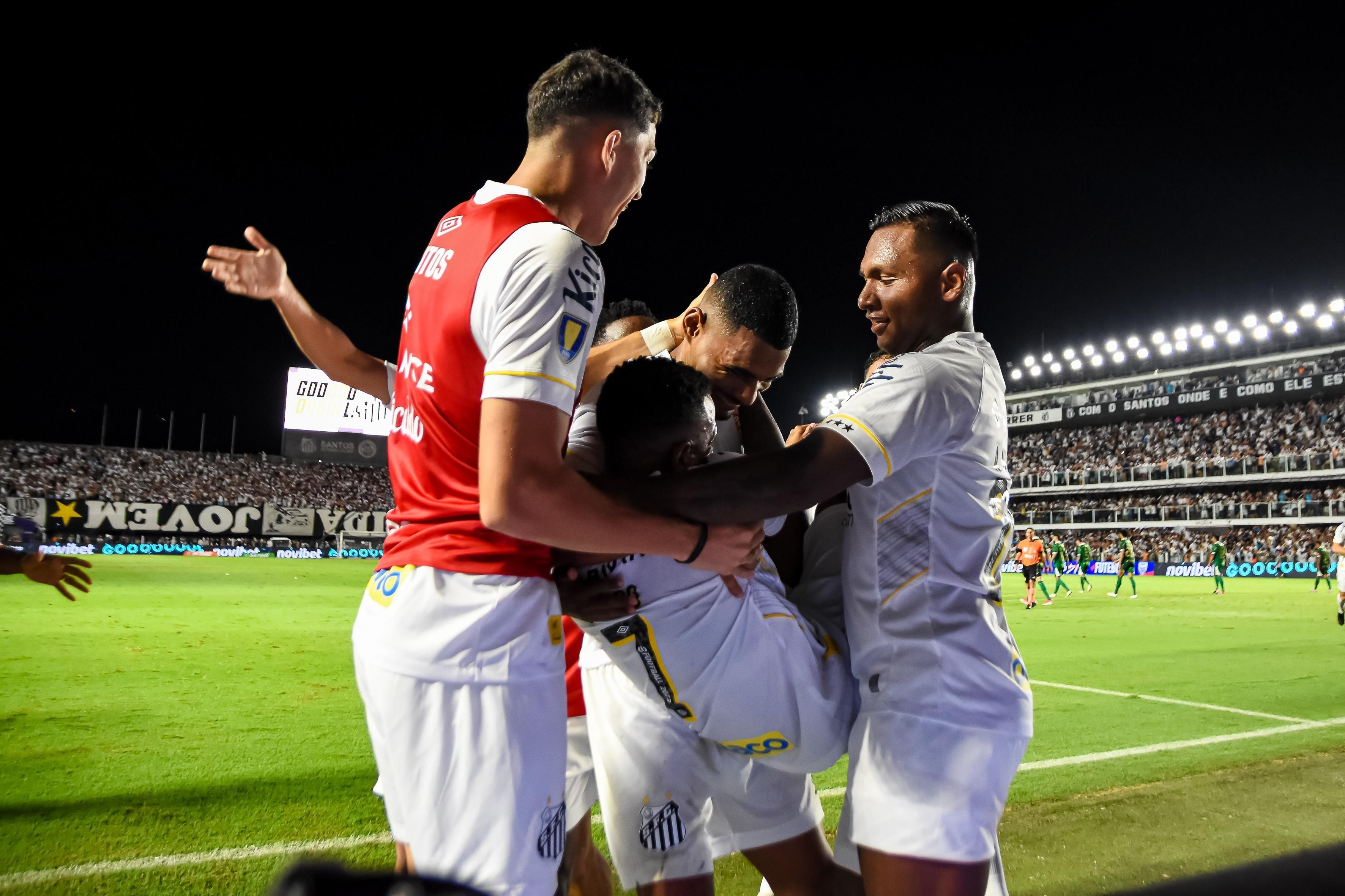 Com Vila 'infernal', Santos vence o Palmeiras e larga à frente na final do Paulista