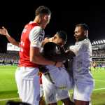 Com Vila 'infernal', Santos vence o Palmeiras e larga à frente na final do Paulista