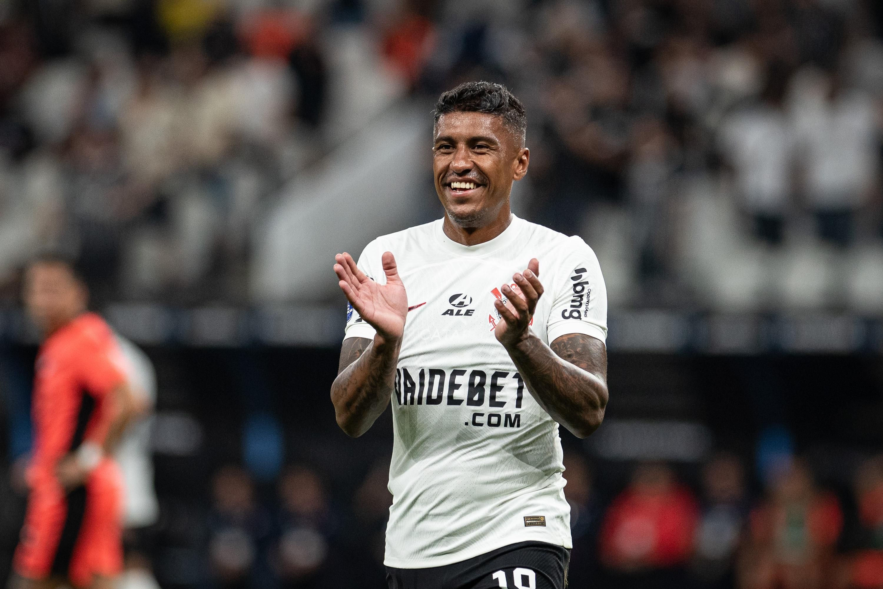 Paulinho retorna à Neo Química Arena e comenta sobre renovação com o Corinthians