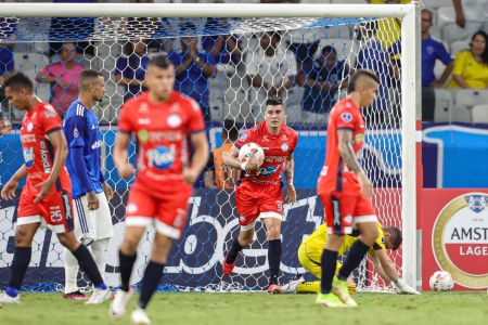 Alianza buscou empate histórico com o Cruzeiro, no Mineirão • Gilson Lobo/ Agif/Gazeta Press