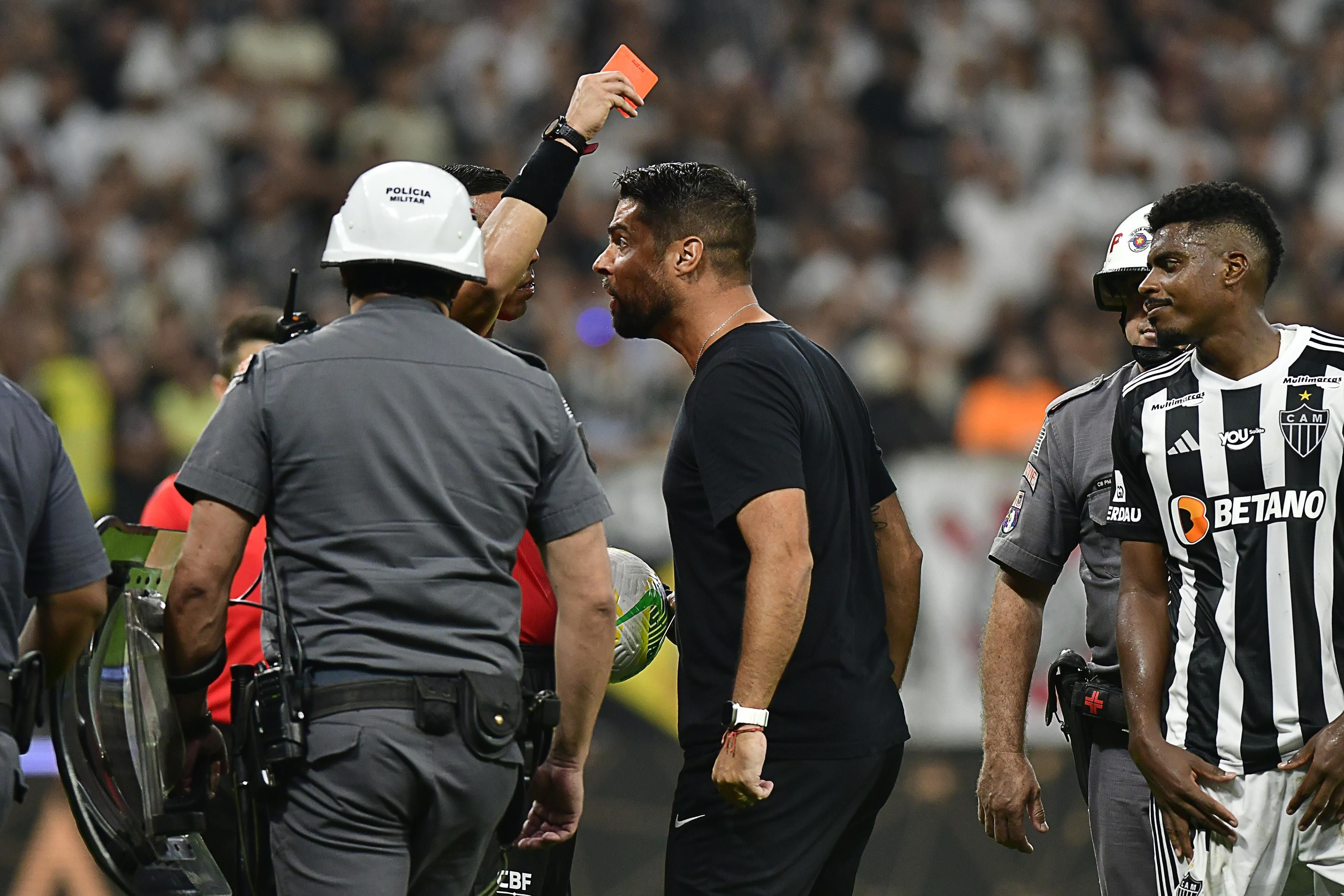 António Oliveira é expulso após o apito final de Corinthians x Atlético