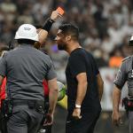 António Oliveira é expulso após o apito final de Corinthians x Atlético