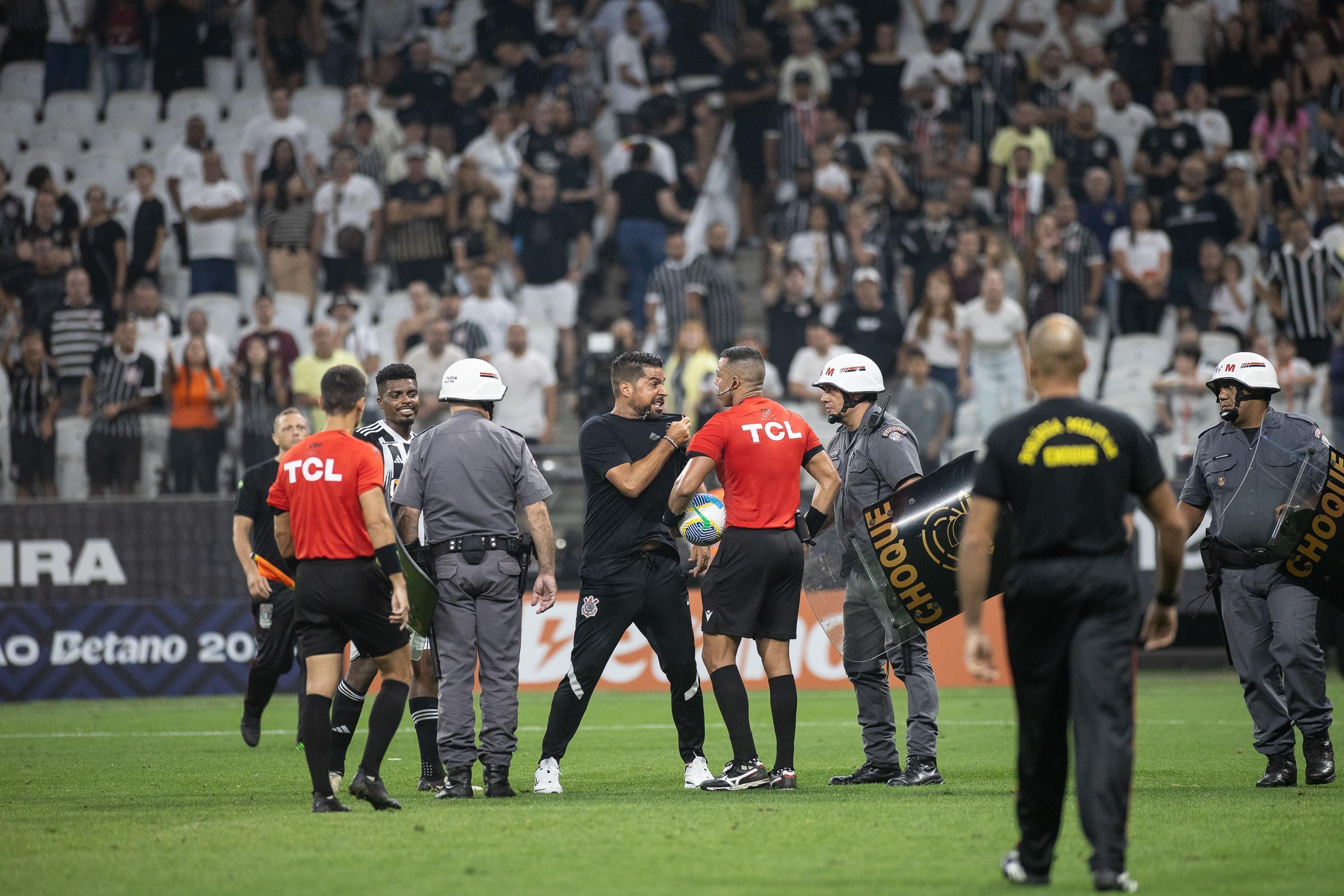 Técnico do Corinthians evita criticar árbitro, mas pondera: “Quis compensar”