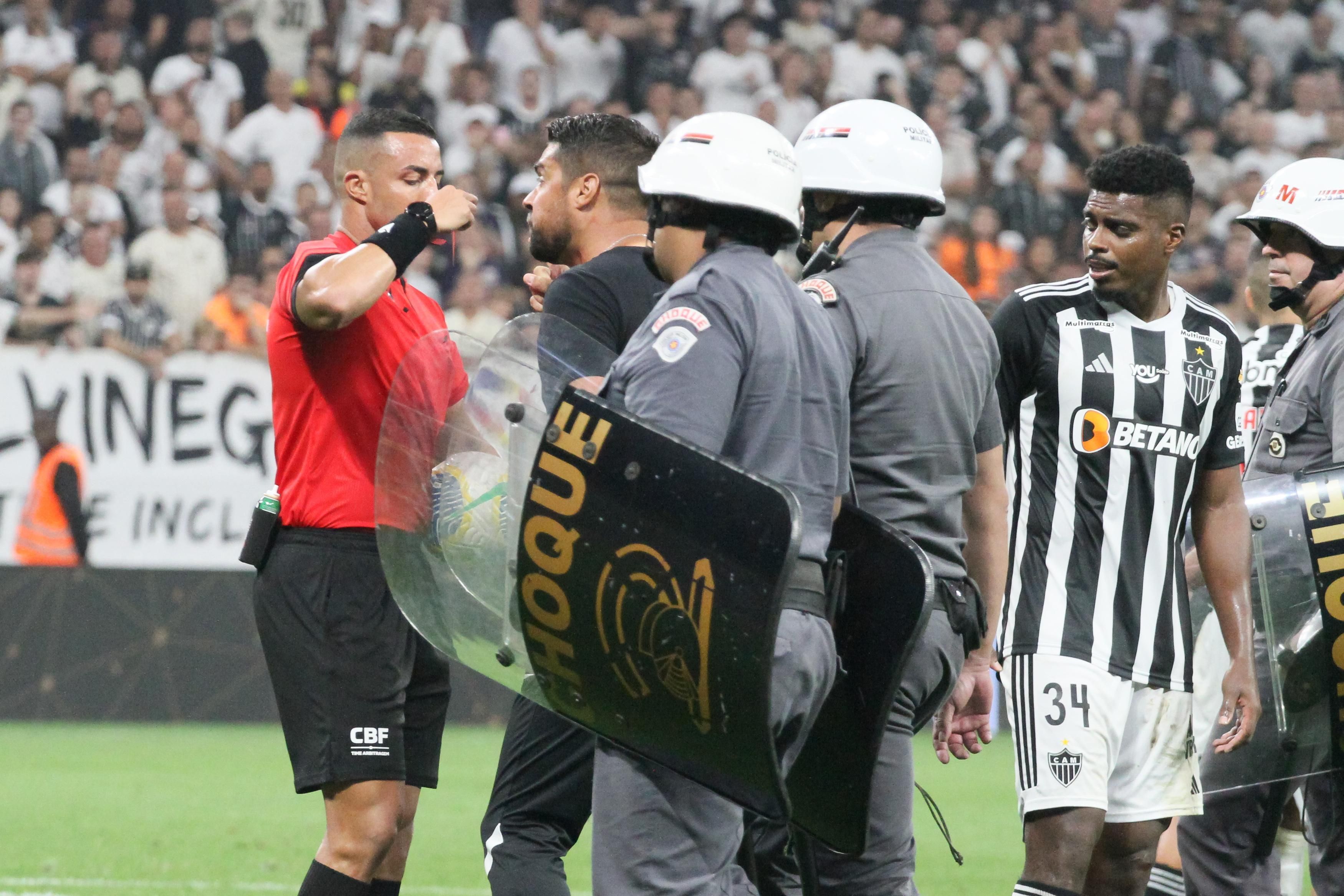 Saiba o que António Oliveira disse ao árbitro ao ser expulso em Corinthians x Atlético