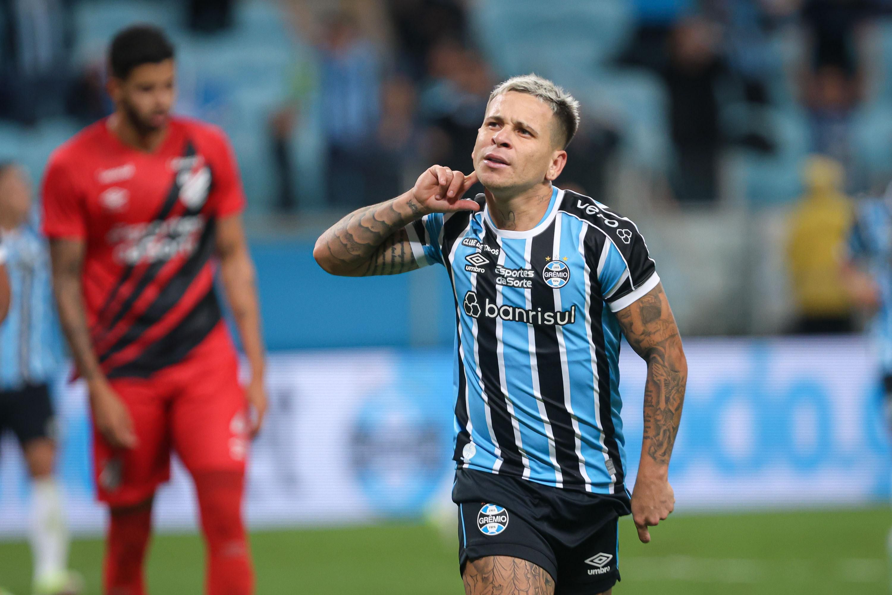 Grêmio vence Athletico-PR na Arena e conquista primeiros pontos no Brasileirão