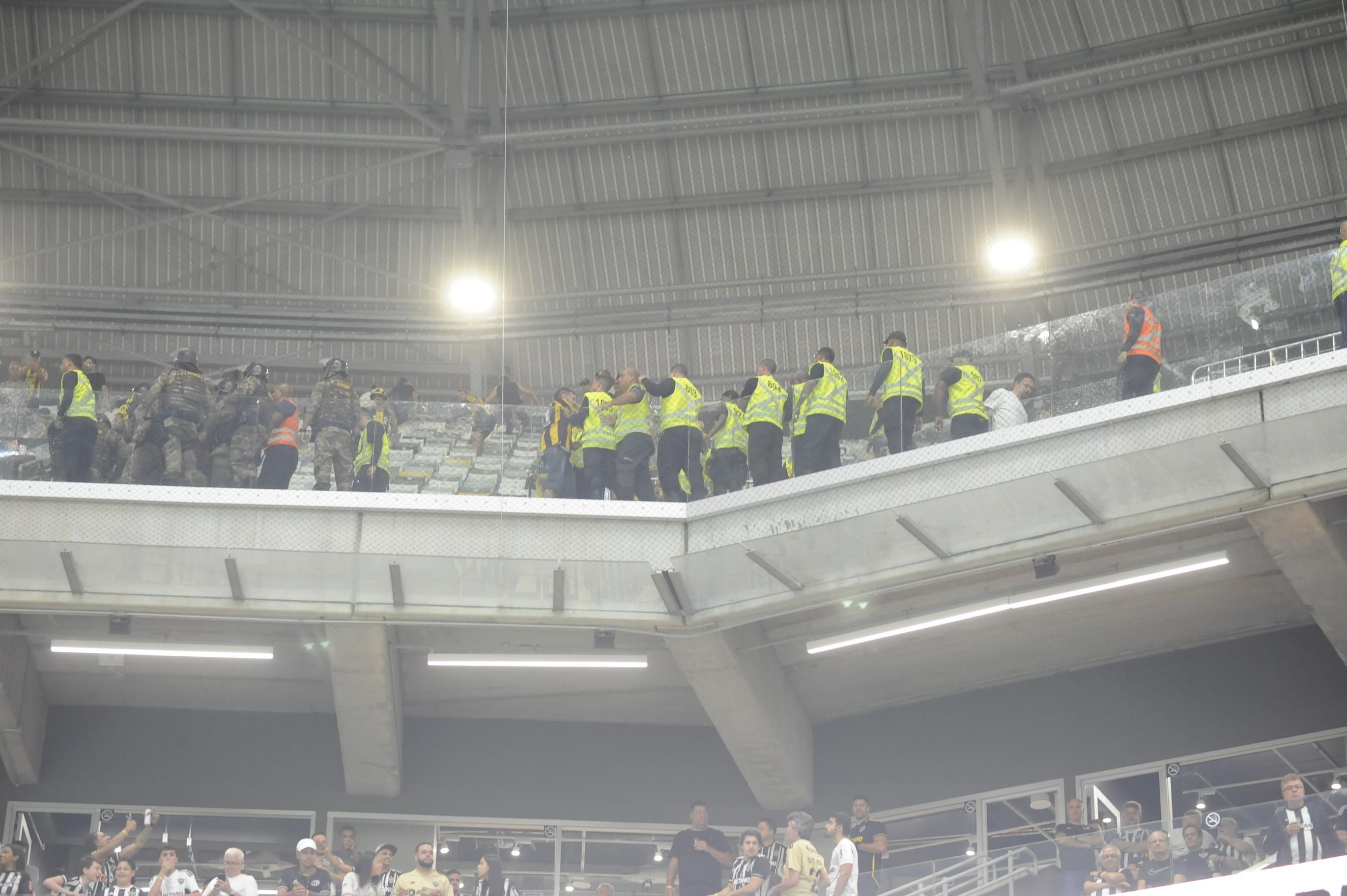 Torcida do Peñarol faz gestos racistas, gera brigas e é contida pela PM na Arena MRV