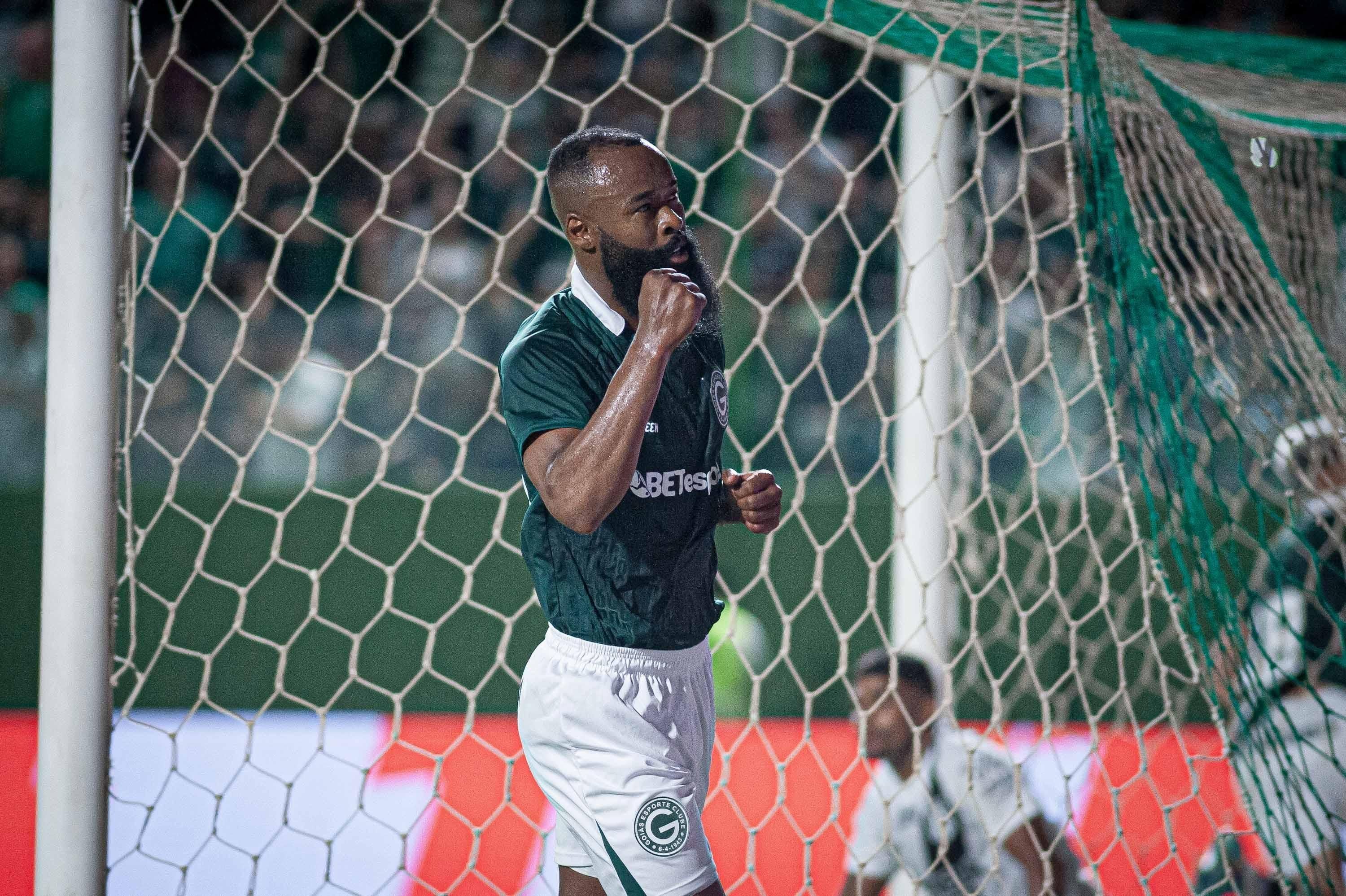 Goiás goleia Ponte Preta em casa e vence primeira na Série B