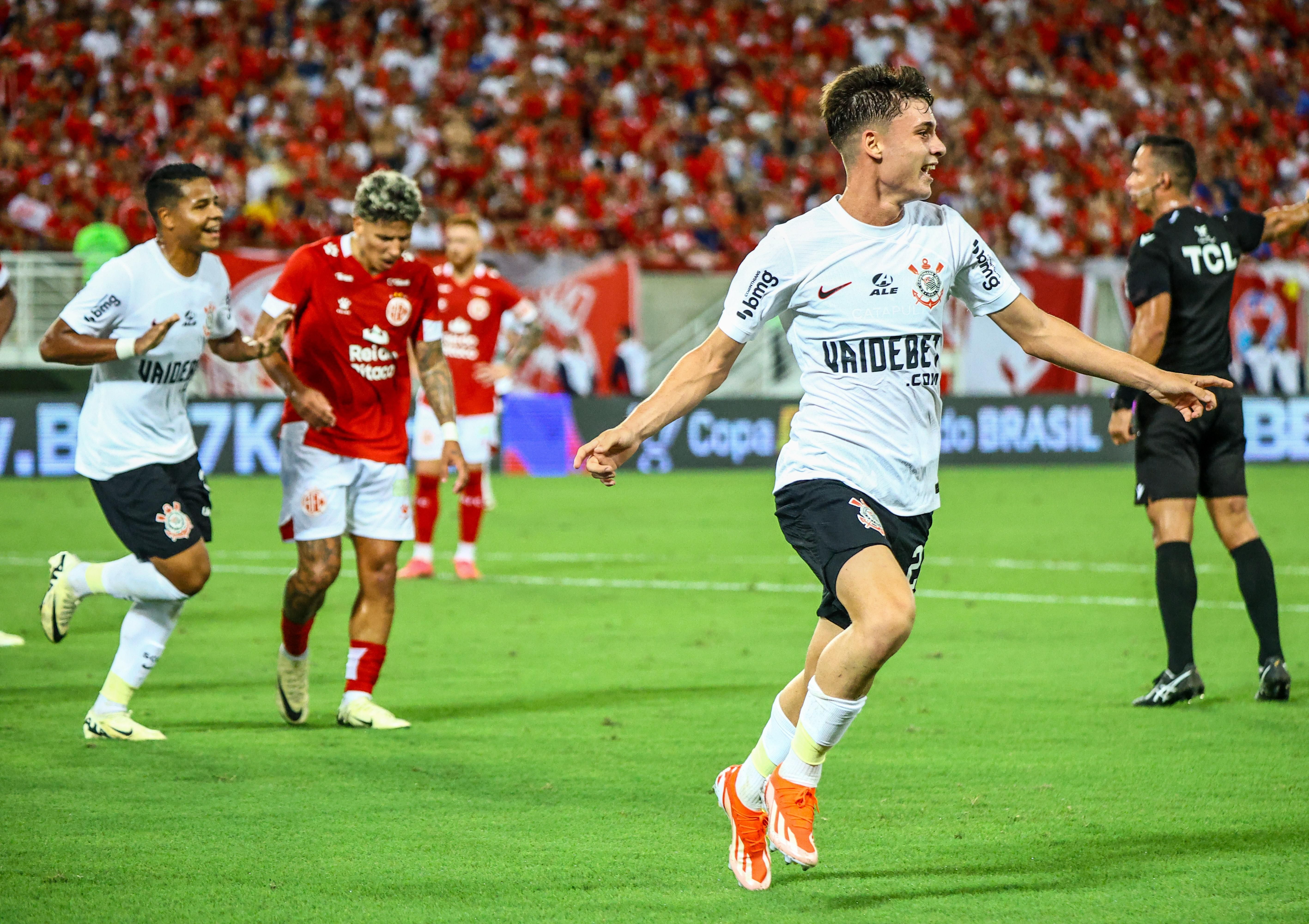 Com Carlos Miguel inspirado, Corinthians vira sobre o América-RN na Copa do Brasil