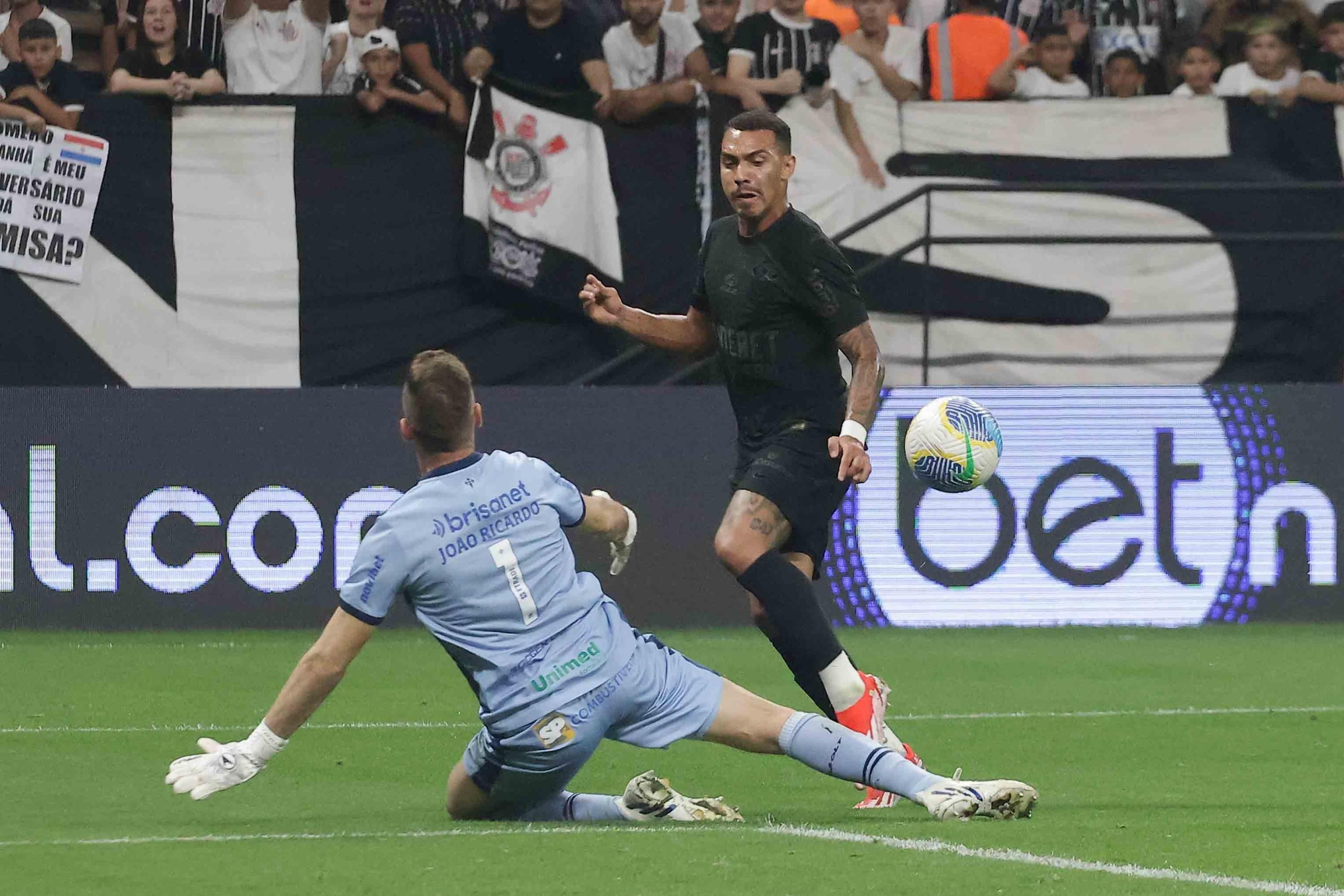 Com goleiros inspirados, Corinthians e Fortaleza empatam pelo Brasileirão