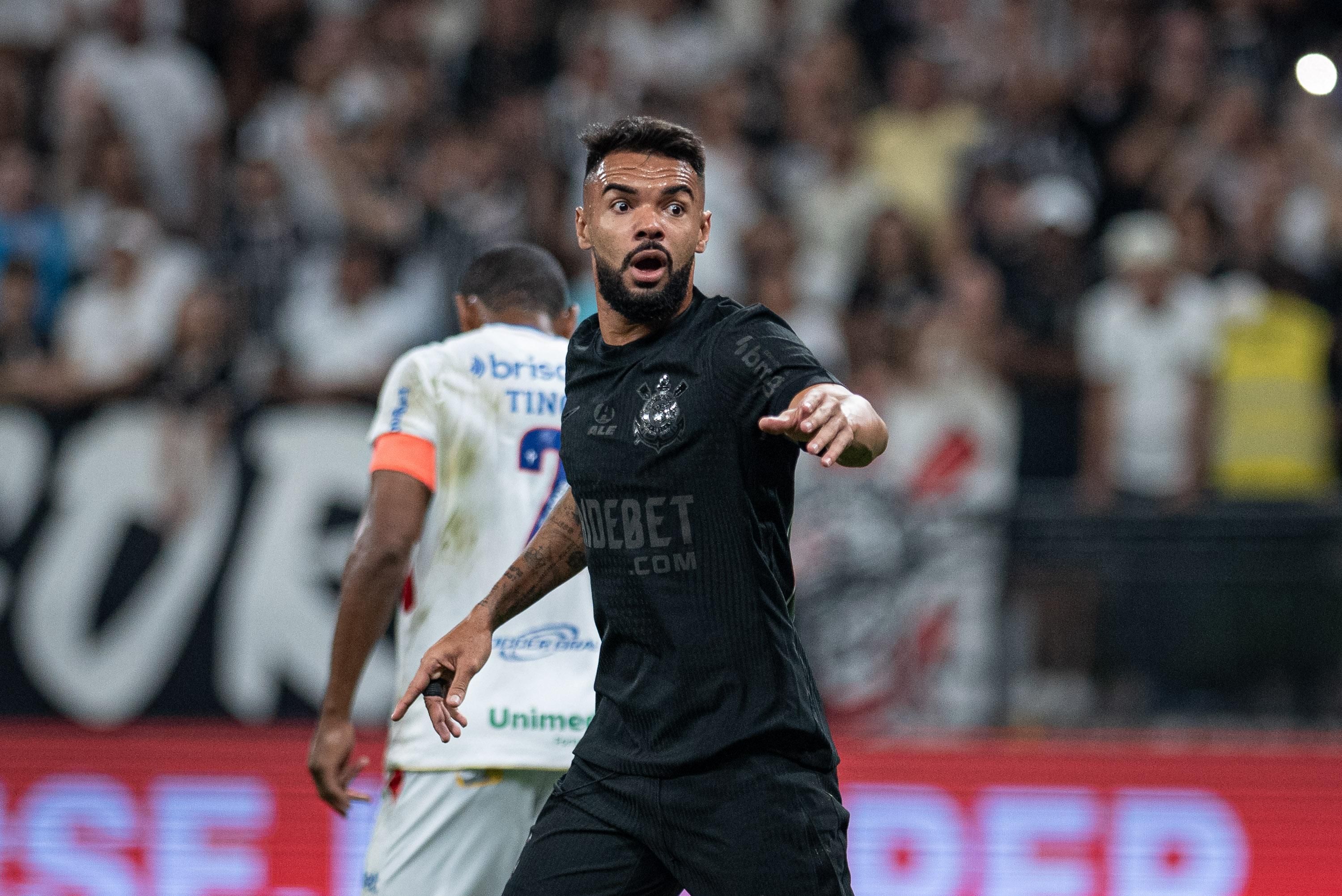 Raniele leva terceiro cartão amarelo e desfalca o Corinthians contra o Flamengo