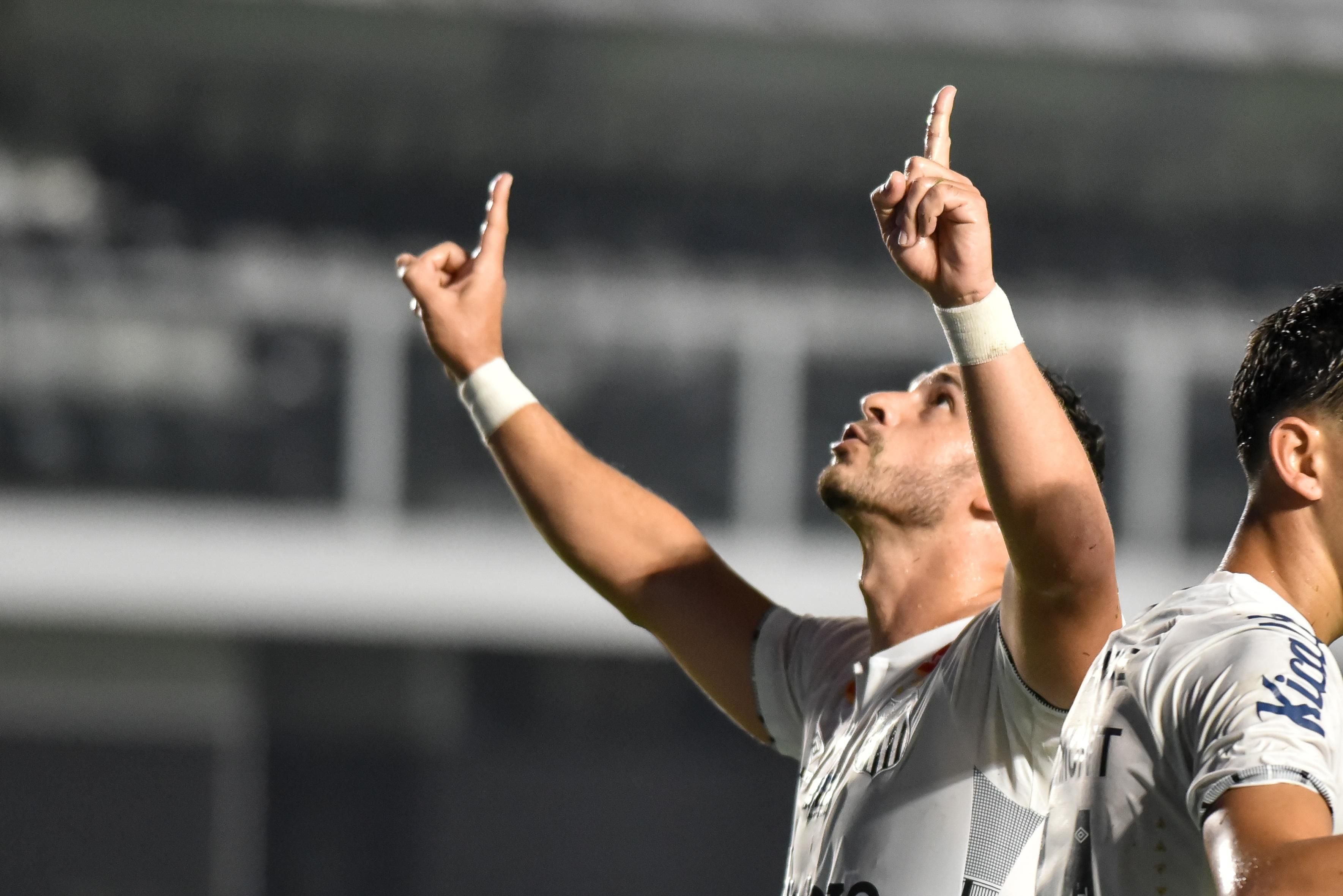 Meia do Santos pede paralisação no futebol brasileiro: “Gol paga o preço de uma vida?”