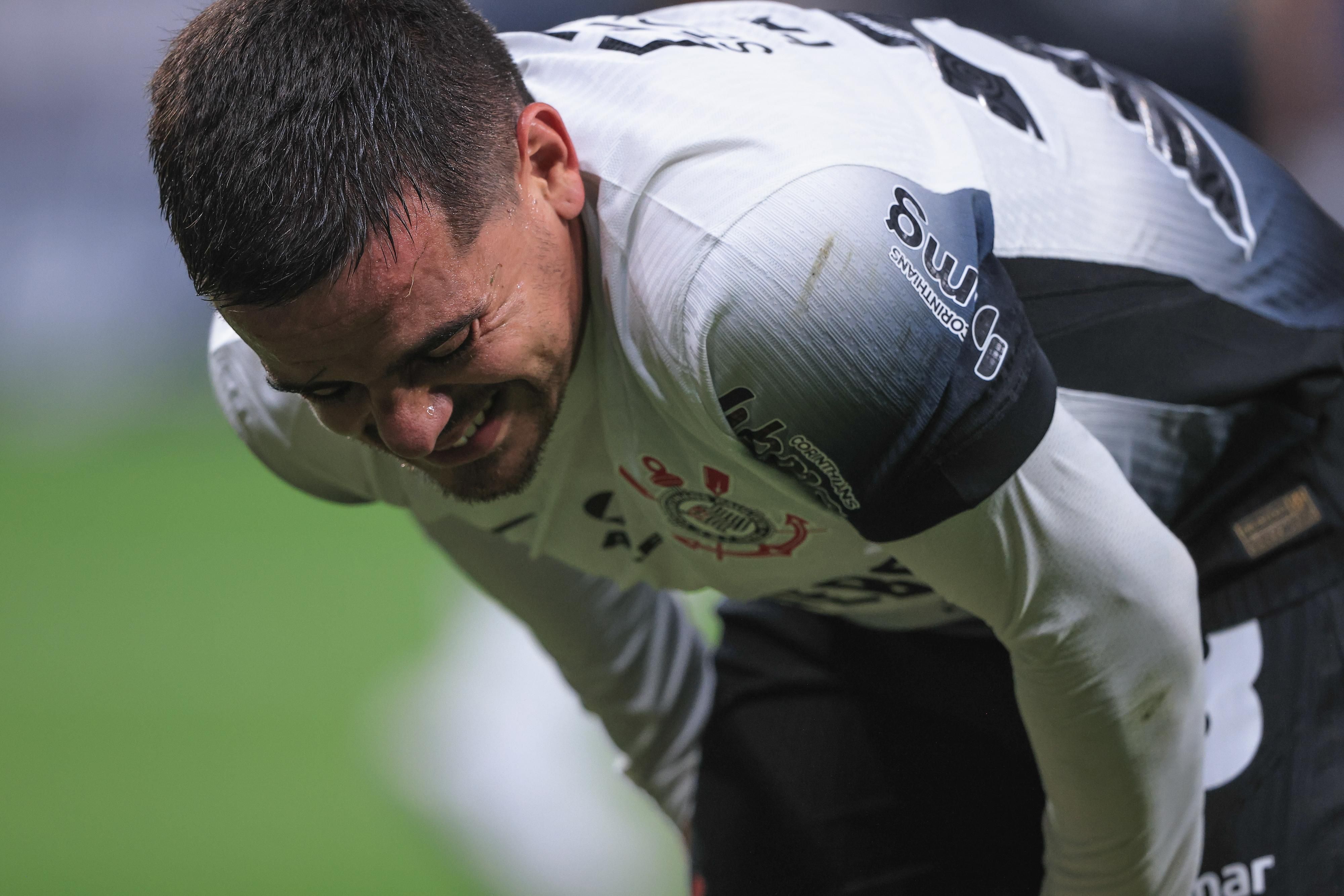 Fagner deixa o campo machucado e vira preocupação no Corinthians