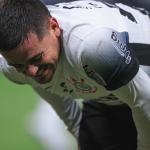 Fagner deixa o campo machucado e vira preocupação no Corinthians