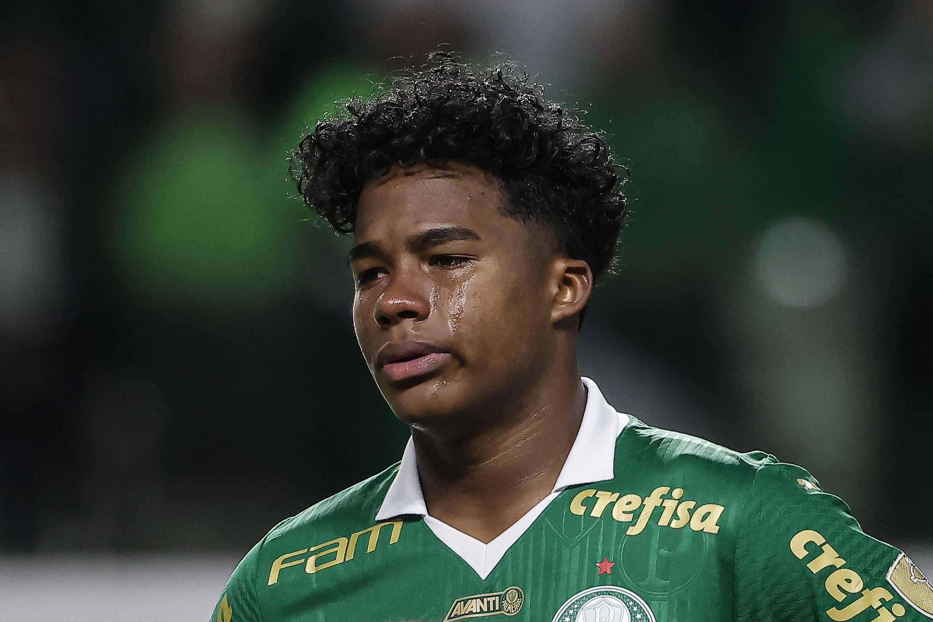 Torcida do Palmeiras homenageia Endrick, que chora antes de jogo pela Libertadores
