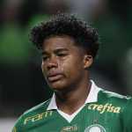 Torcida do Palmeiras homenageia Endrick, que chora antes de jogo pela Libertadores