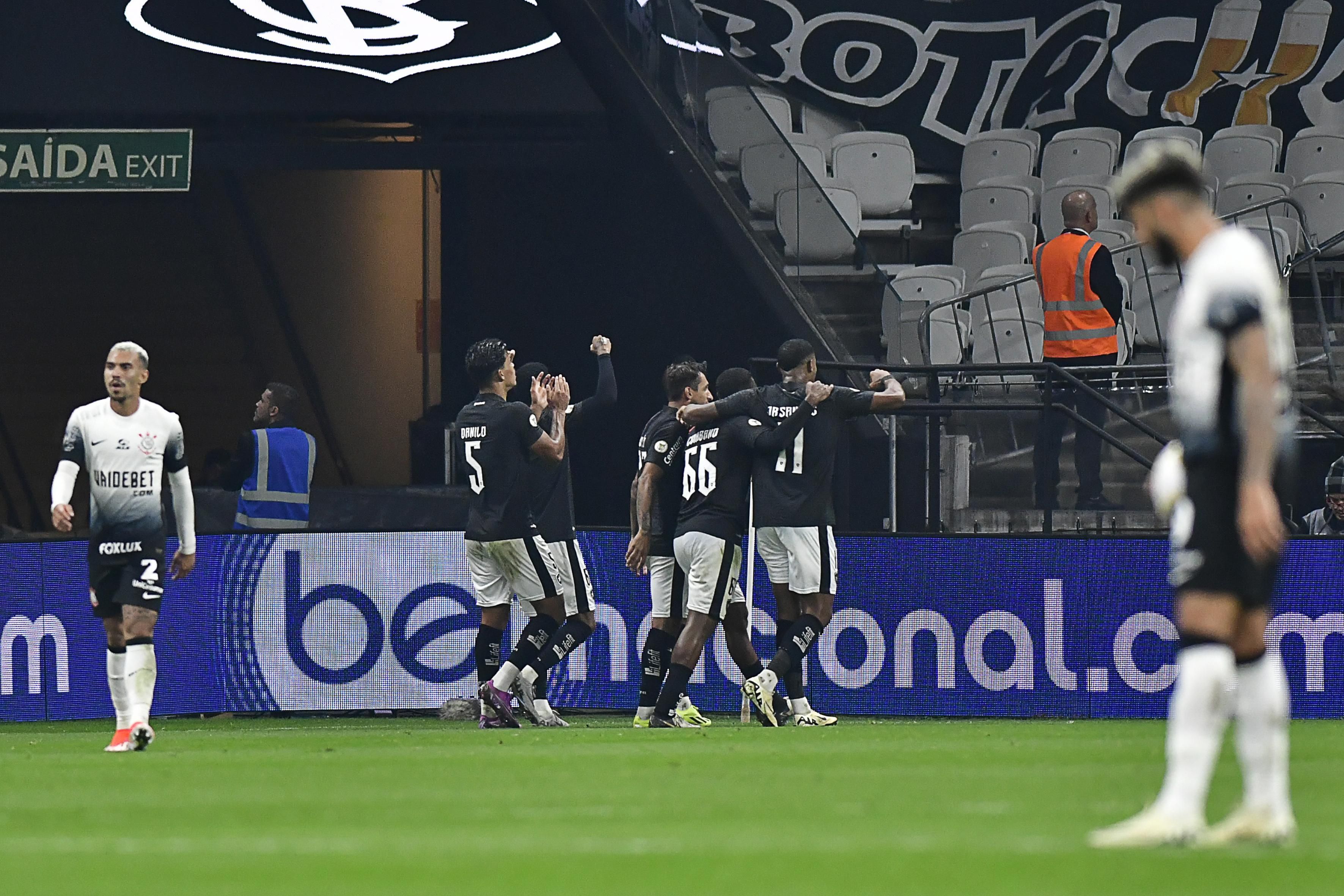 Botafogo domina o Corinthians, vence e assume liderança do Brasileirão