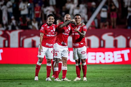 Jogadores do Vila Nova comemoram gol em vitória sobre o Ceará pela Série B