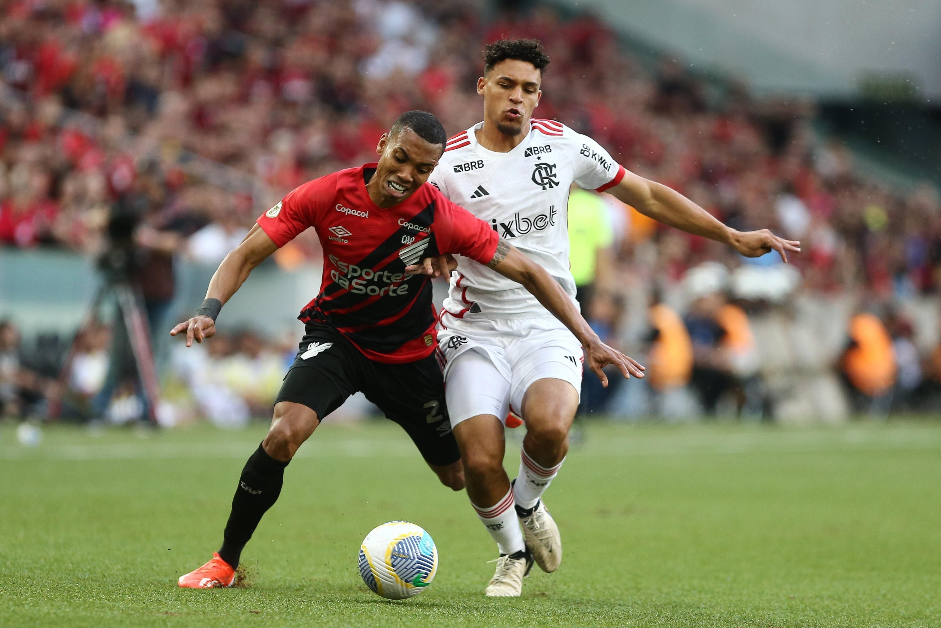 Flamengo empata no último lance com Athletico-PR em duelo pelo topo da Série A