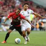 Flamengo empata no último lance com Athletico-PR em duelo pelo topo da Série A