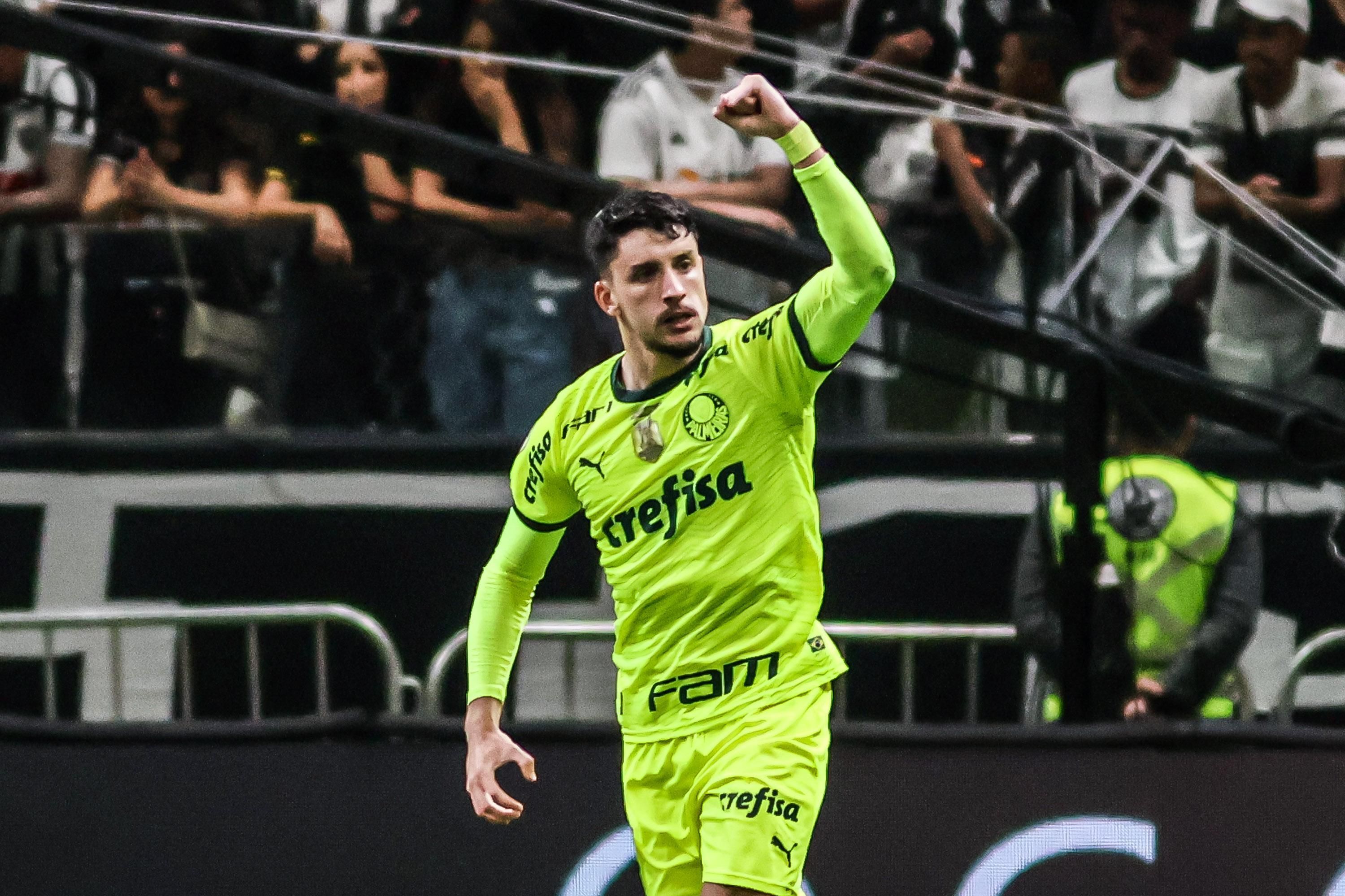 Lateral do Palmeiras diz que elenco está feliz com permanência de Dudu