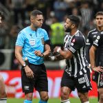 Procuradoria do STJD aceita Notícia de Infração do Atlético contra árbitro que expulsou Hulk