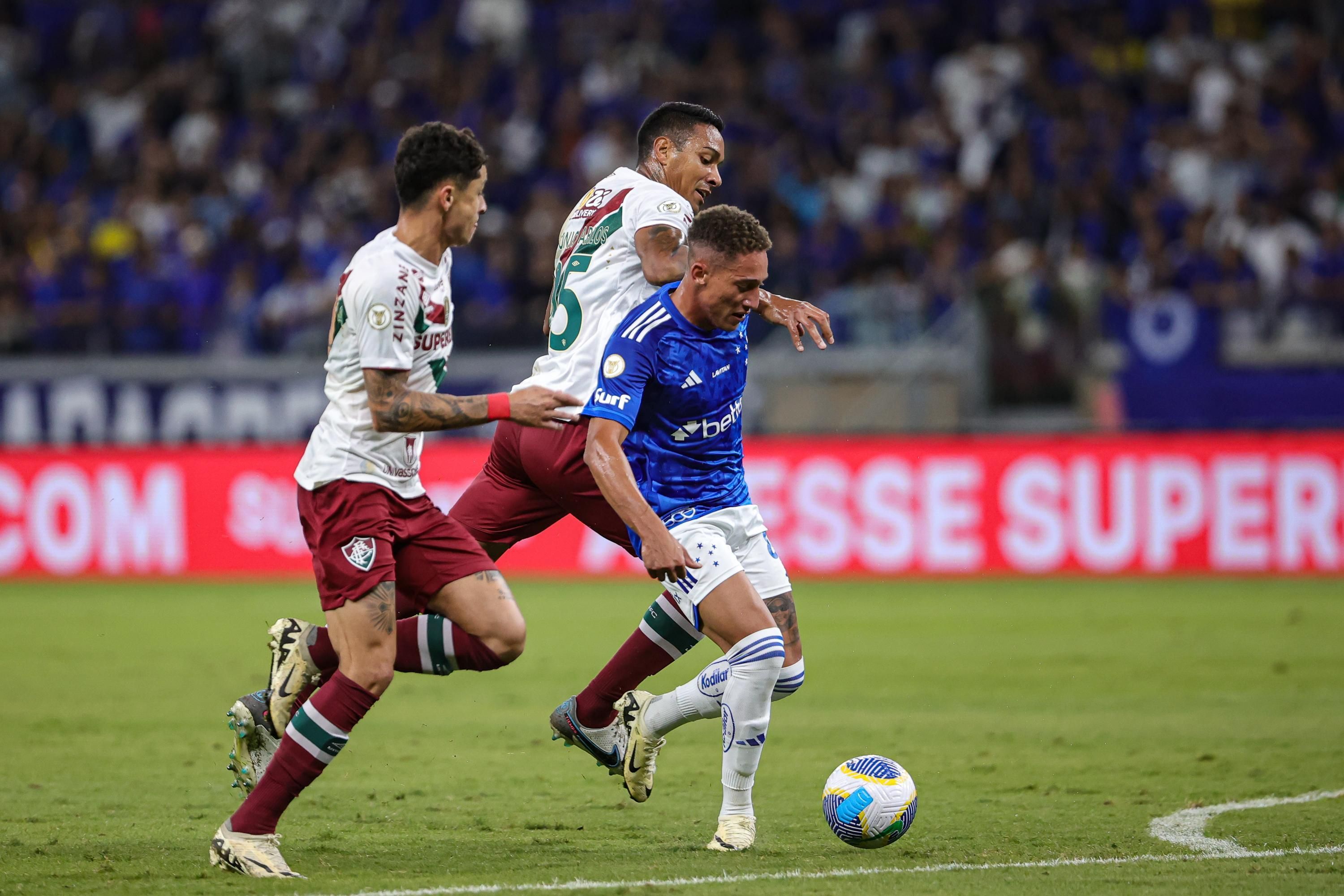 Após erros, atacante do Cruzeiro chora no Mineirão; Seabra defende