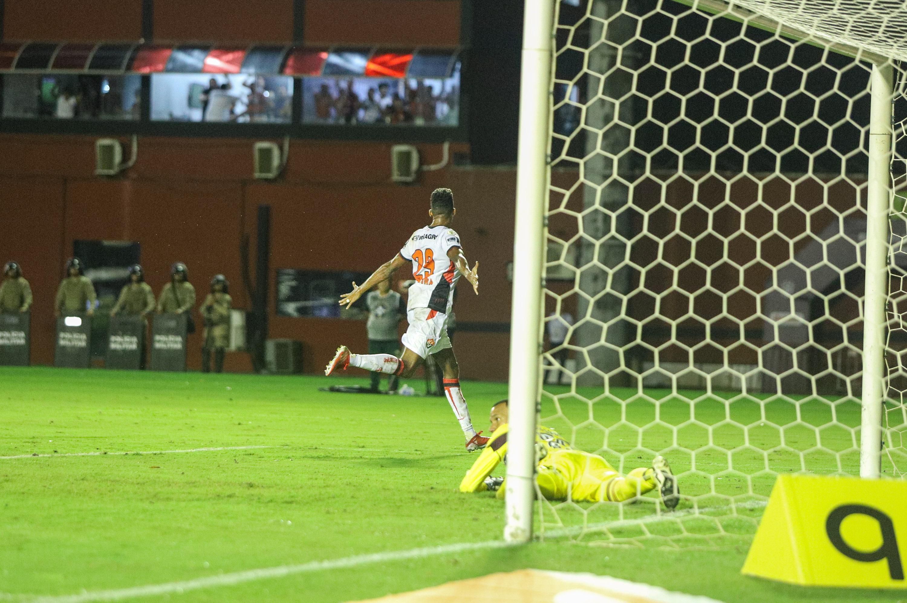 Atlético volta a levar quatro gols e é derrotado pelo 'ex-lanterna' Vitória