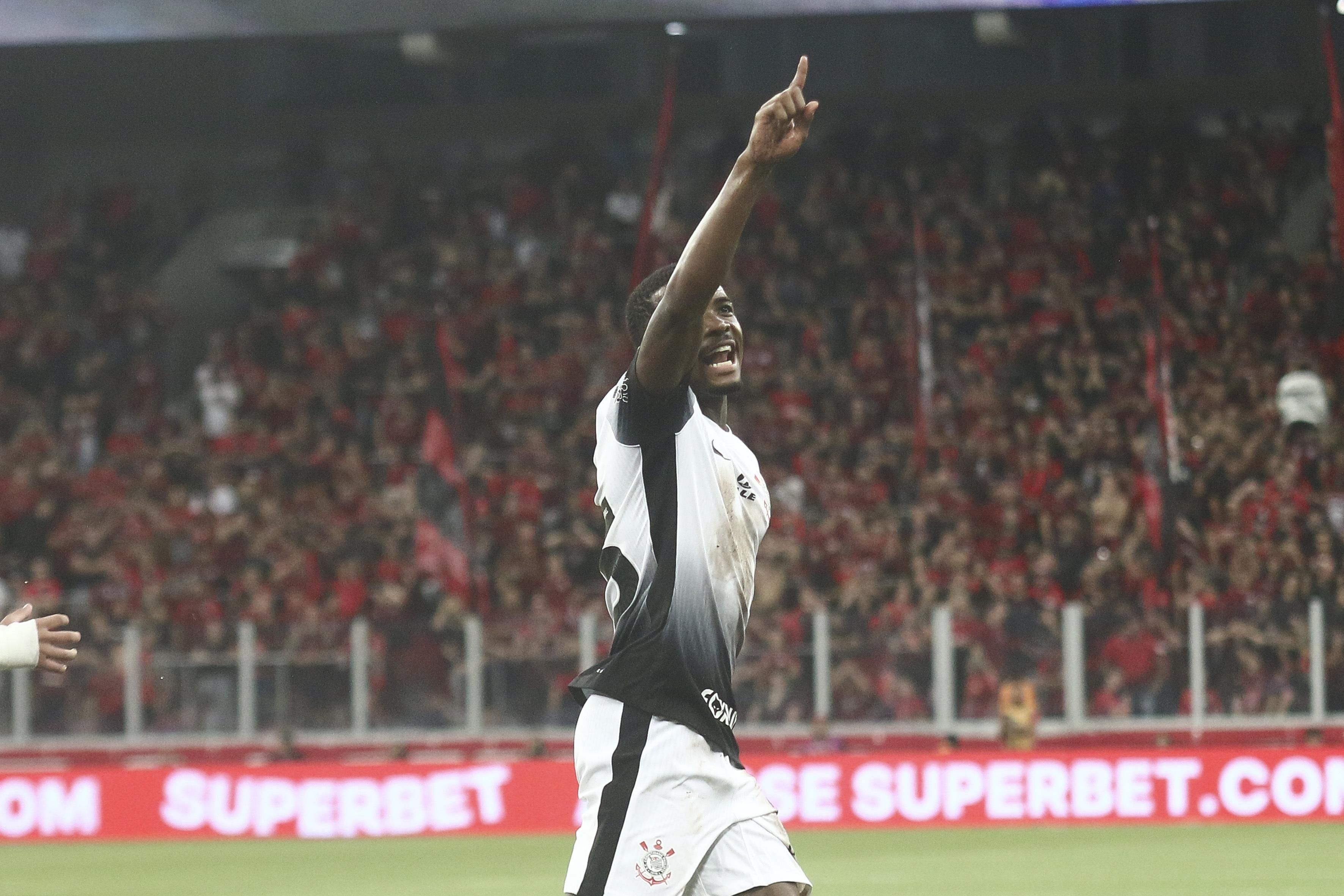 Cacá celebra empate do Corinthians e vê elenco fechado com António Oliveira