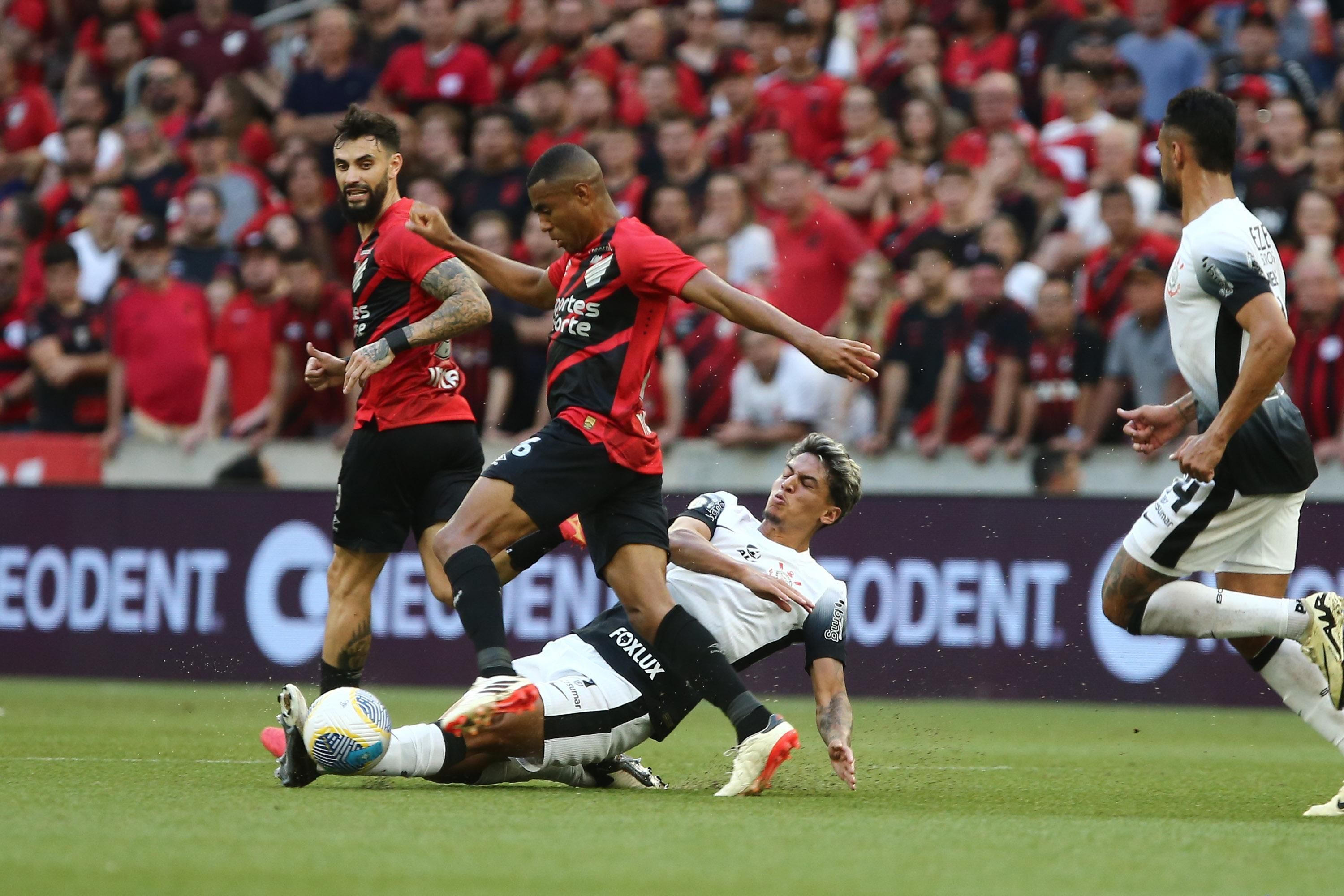 Corinthians marca nos acréscimos e arranca empate do Athletico pelo Brasileiro
