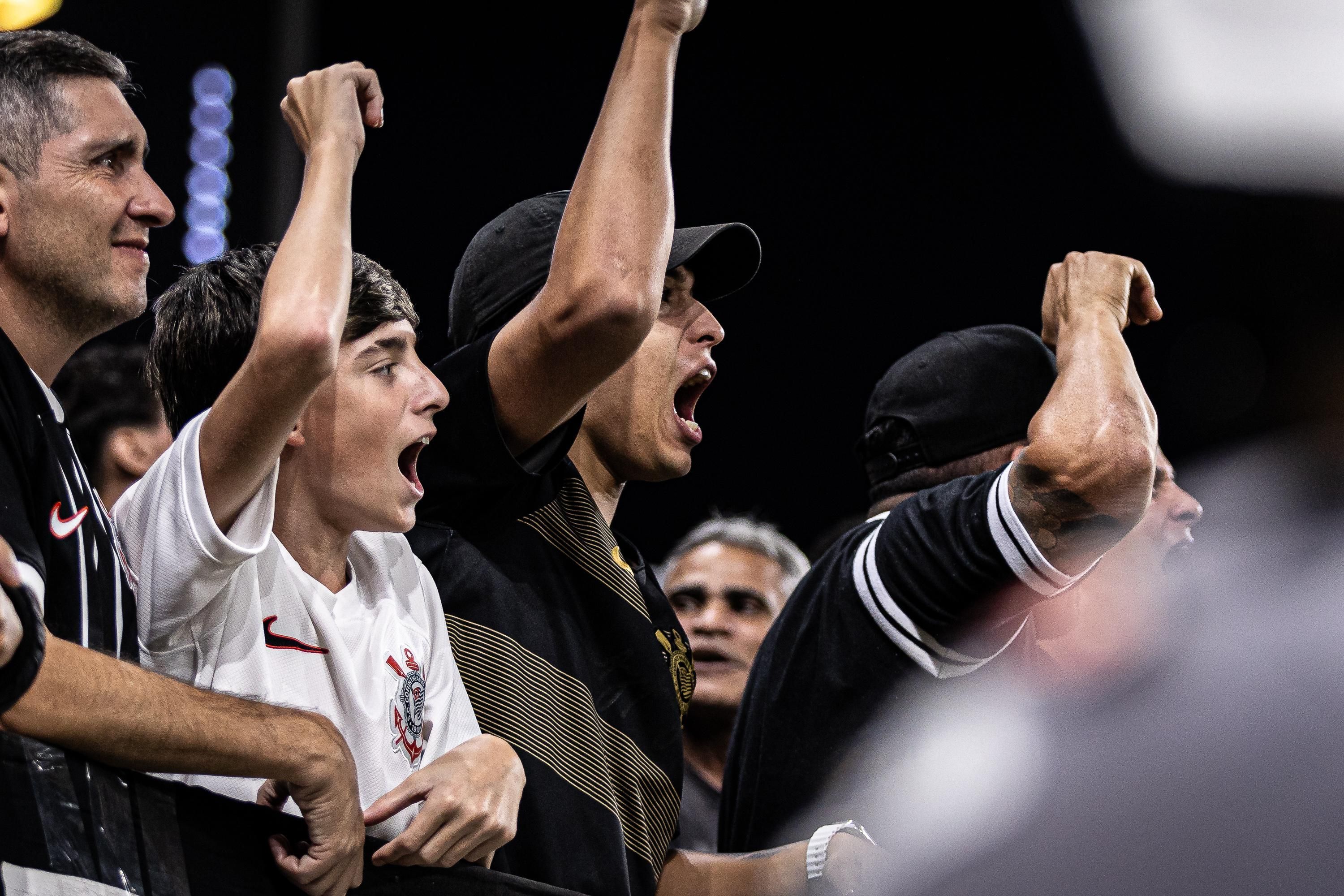 Protestos da torcida marcam empate do Corinthians contra o Cuiabá