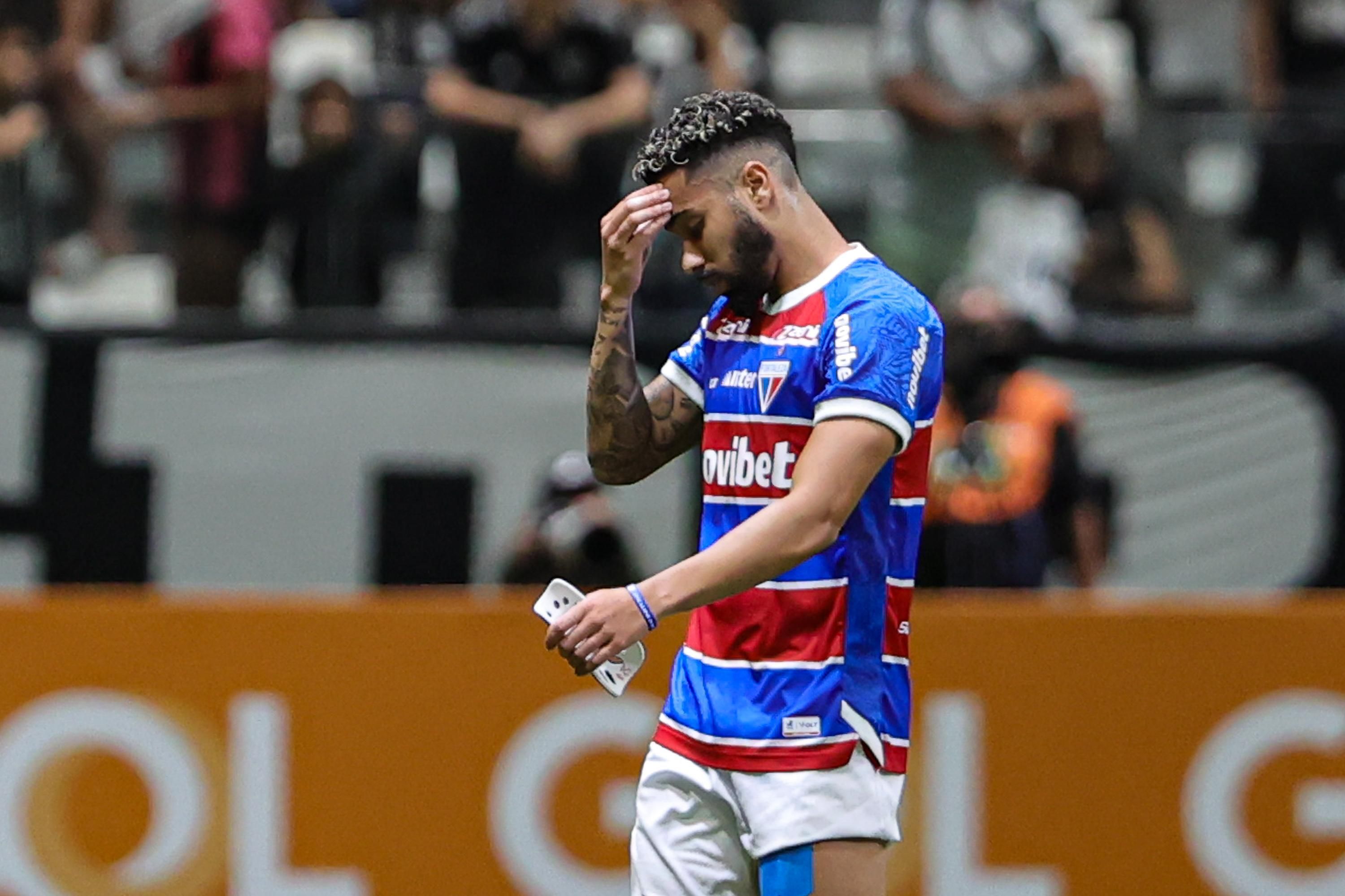 Ex-Atlético vive drama sem conseguir jogar pelo Fortaleza