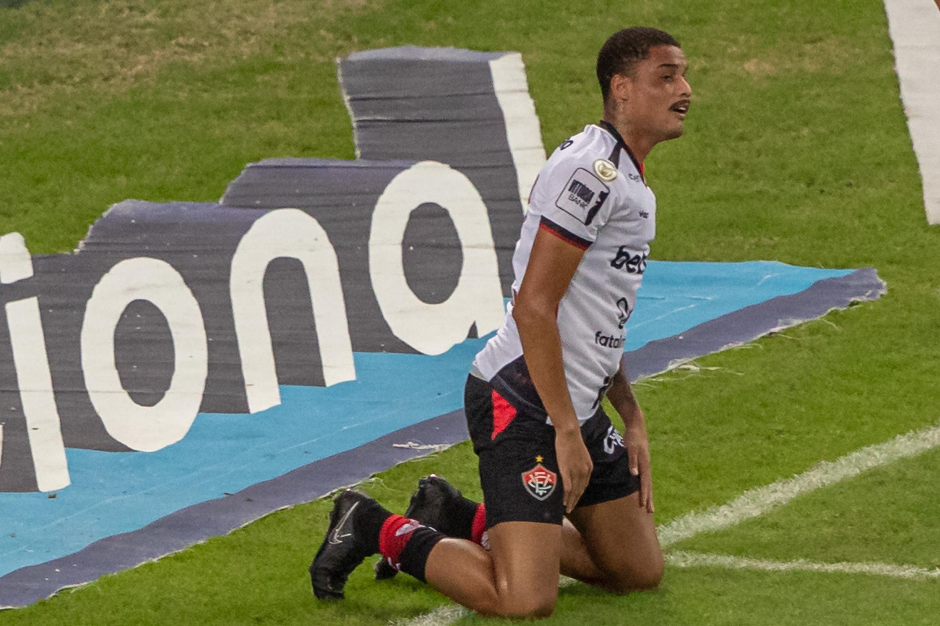 Vitória vence o Fluminense no final e afunda rival na lanterna do Brasileiro