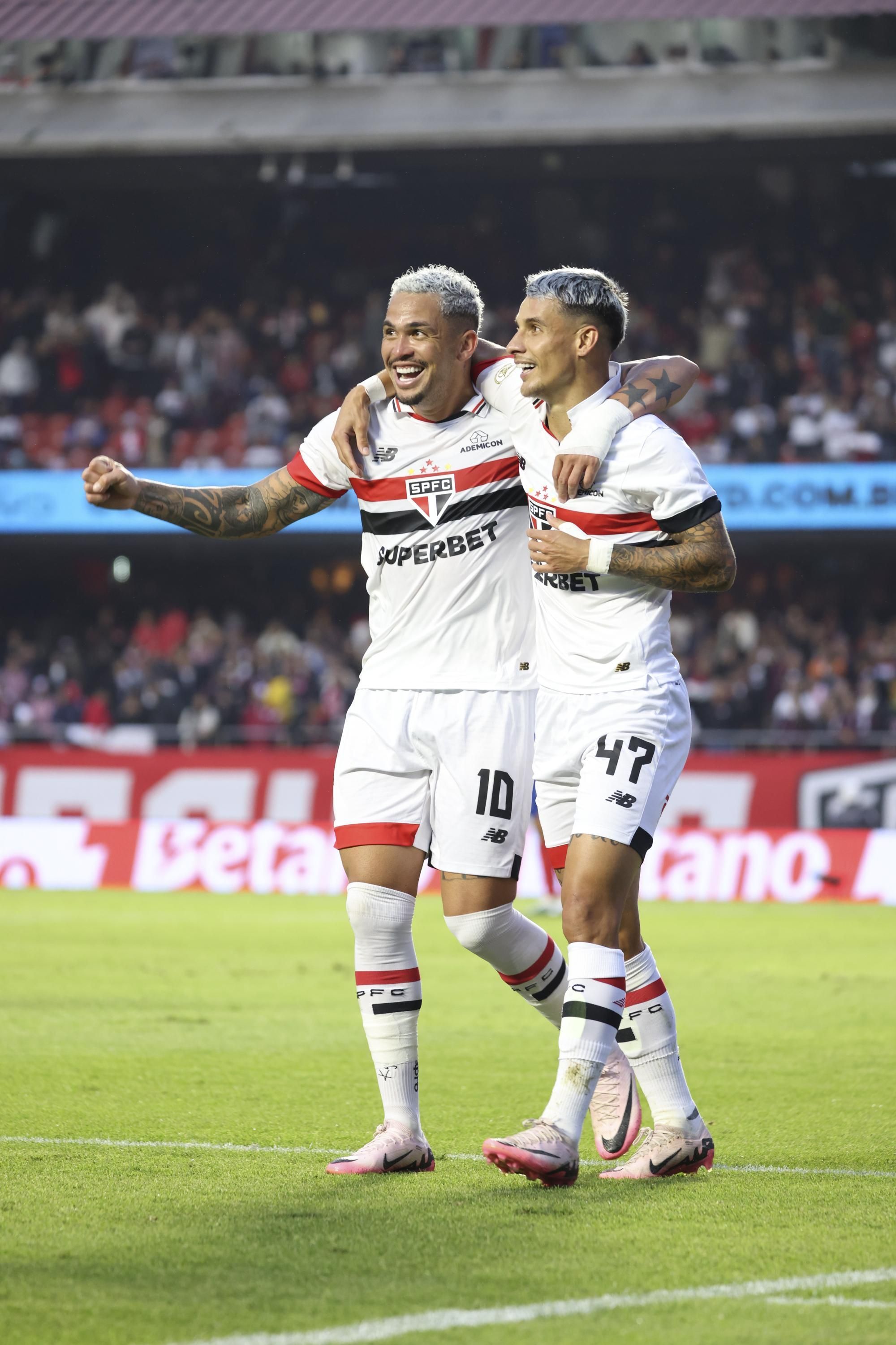 São Paulo vence Bahia, volta ao G6 do Brasileirão e mantém tabu contra Rogério Ceni