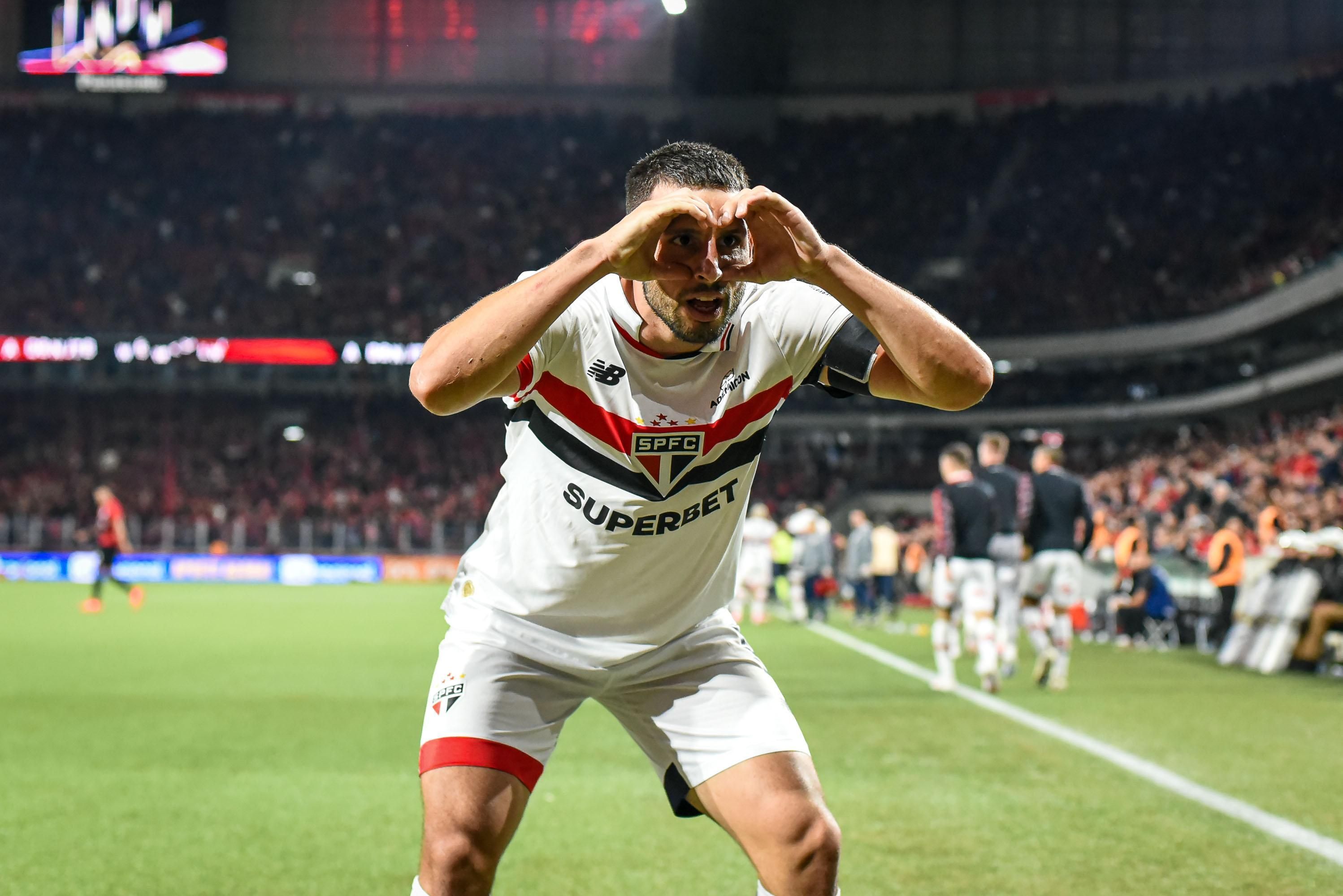 São Paulo bate Athletico, engata terceira vitória seguida e entra no G4 do Brasileirão